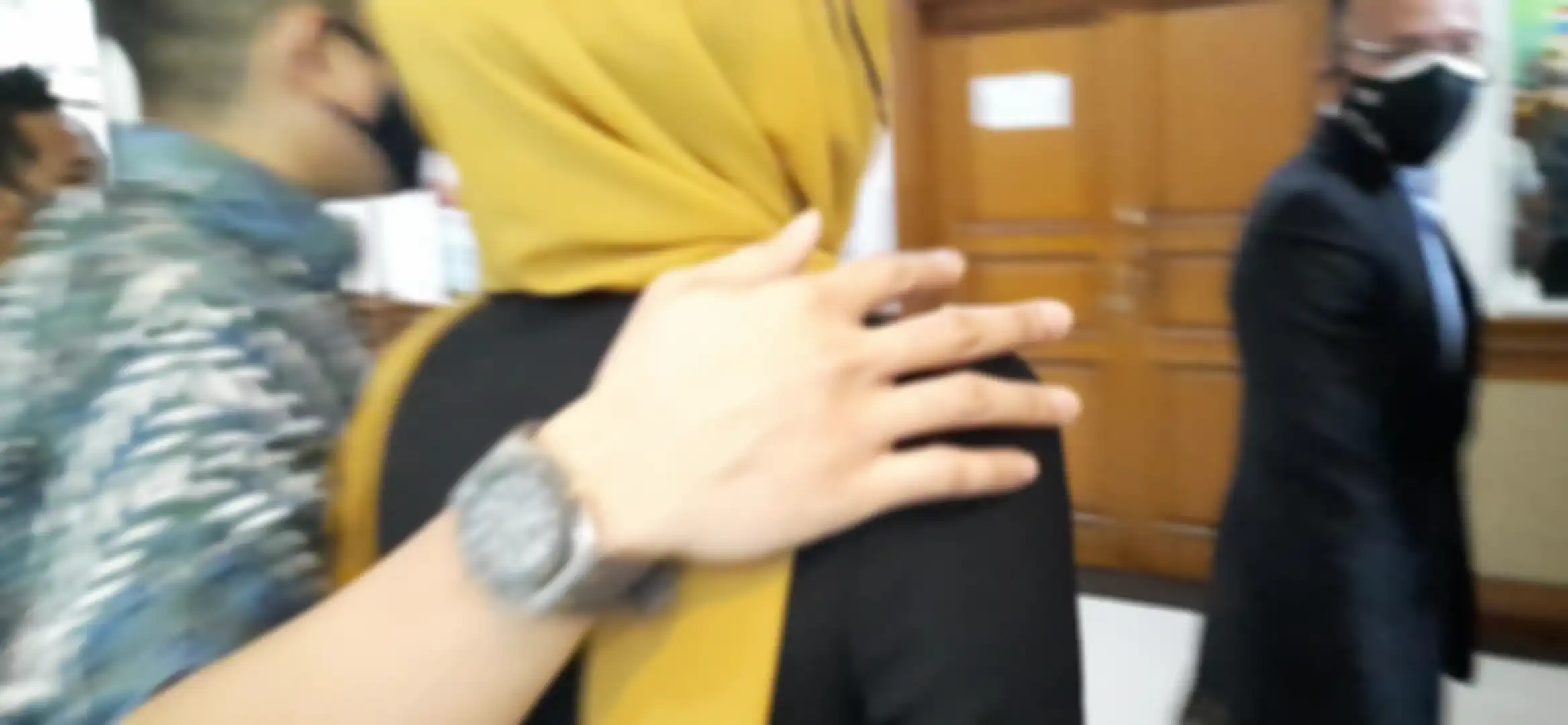Aufar Hutapea kepergok rangkul bahu Olla Ramlan setelah sidang perceraian.