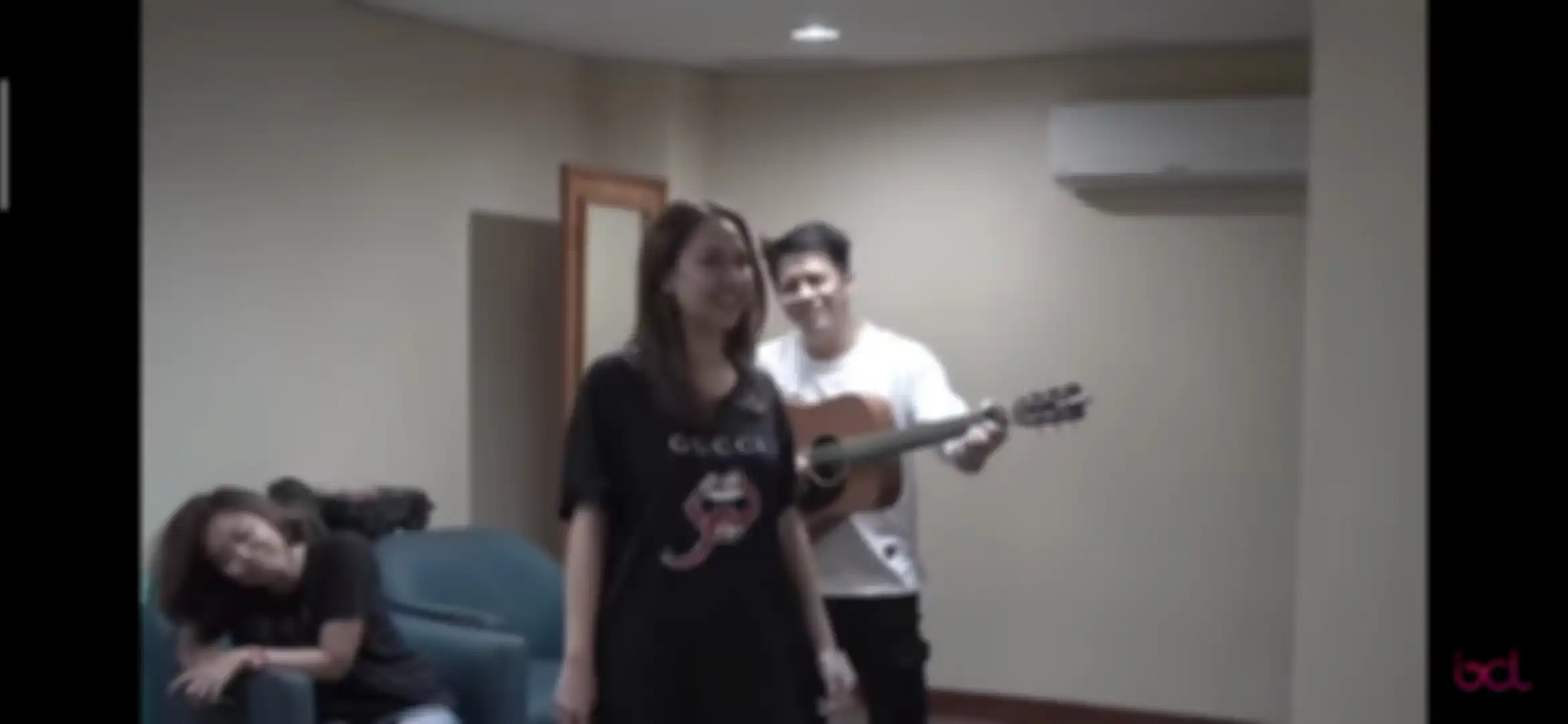 Ariel tiba-tiba mendatangi ruangan pribadi BCL di belakang panggung sambil membawa gitar dan memainkan chord lagu Menghapus Jejakmu dari album Peterpan, Hari yang Cerah.
