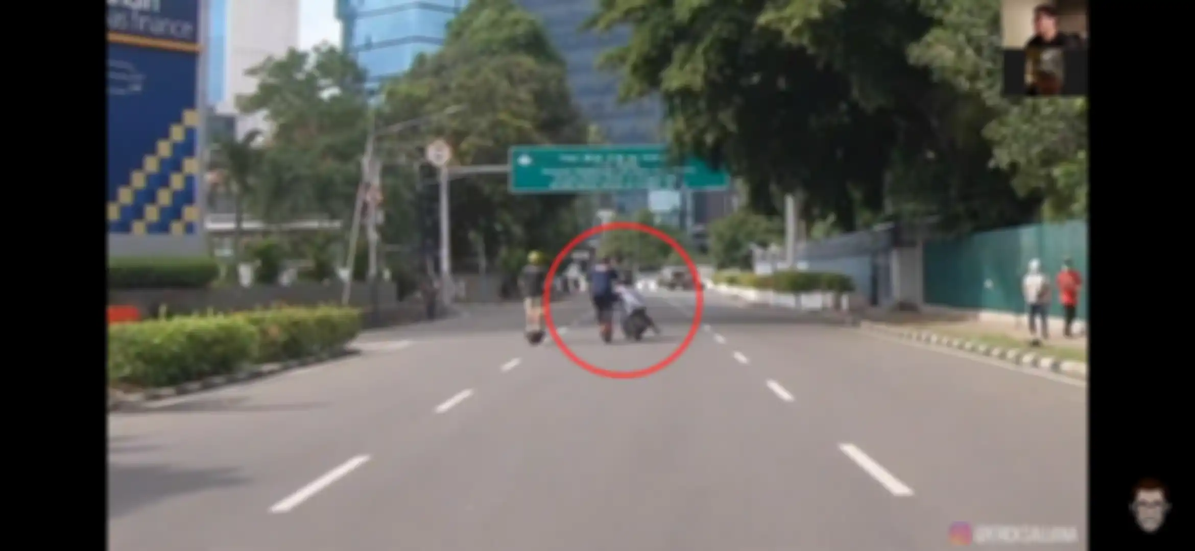 Tangkapan layar aksi pembegal ke rider skuter listrik.