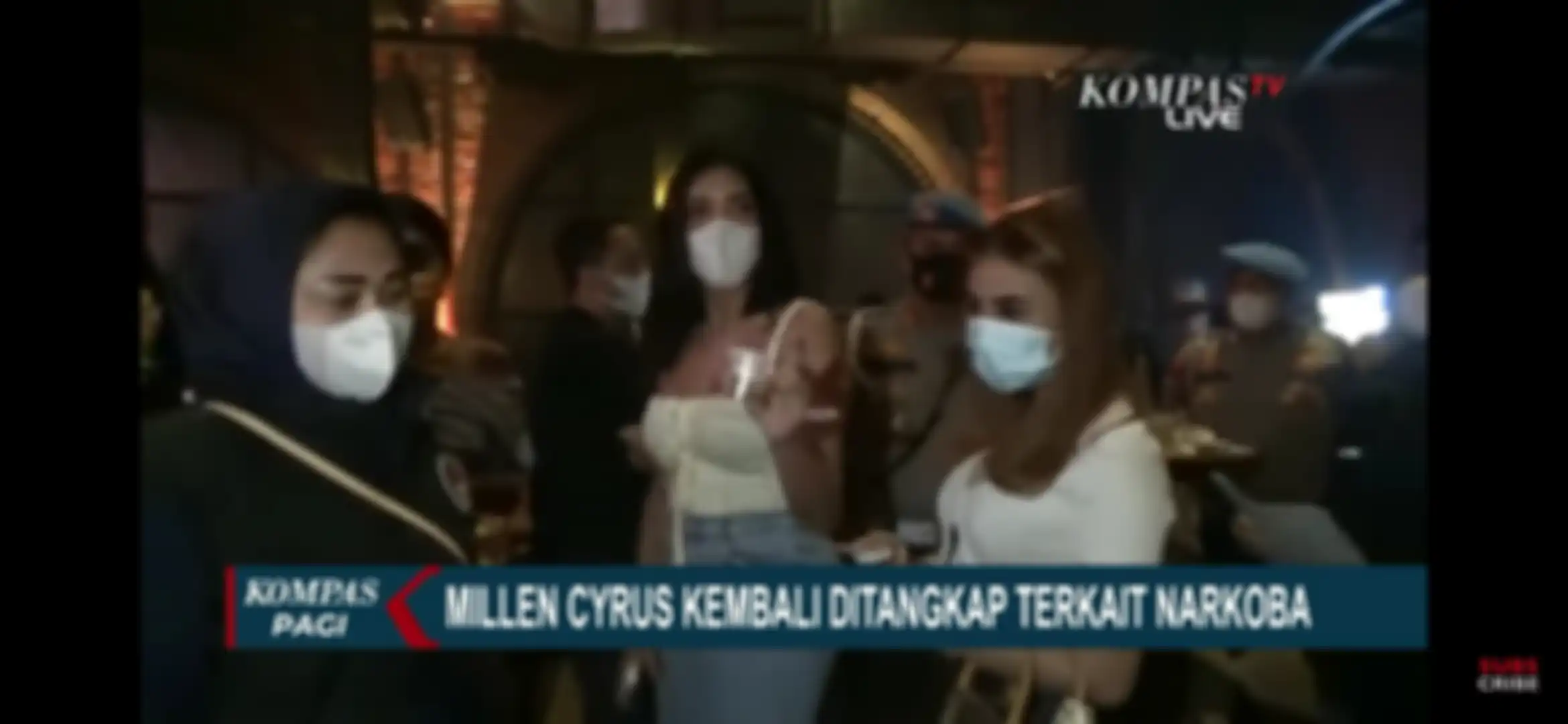 Millen Cyrus saat tes urin