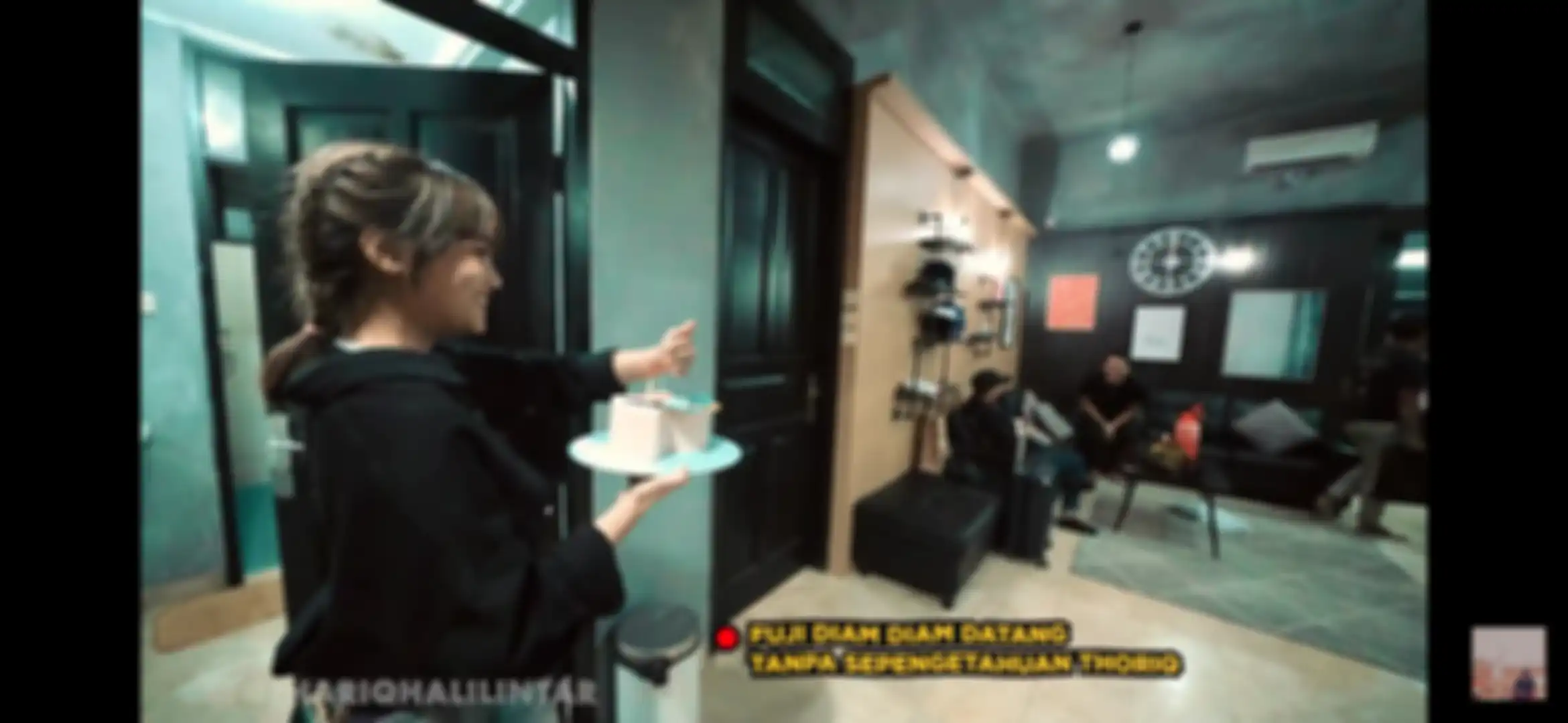 Fuji memberikan surprise untuk Thariq Halilintar