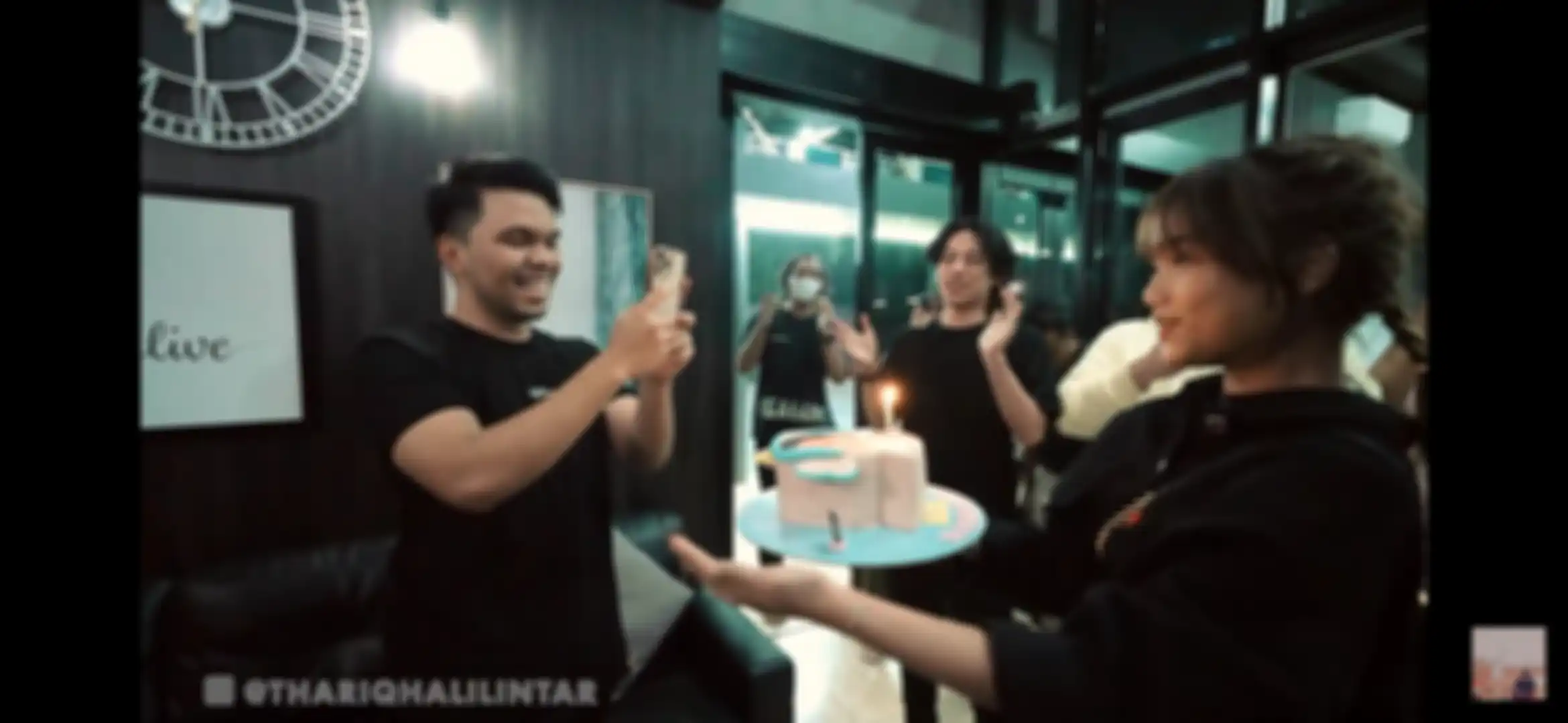 Thariq Halilintar bahagia diberikan surprise oleh Fuji An