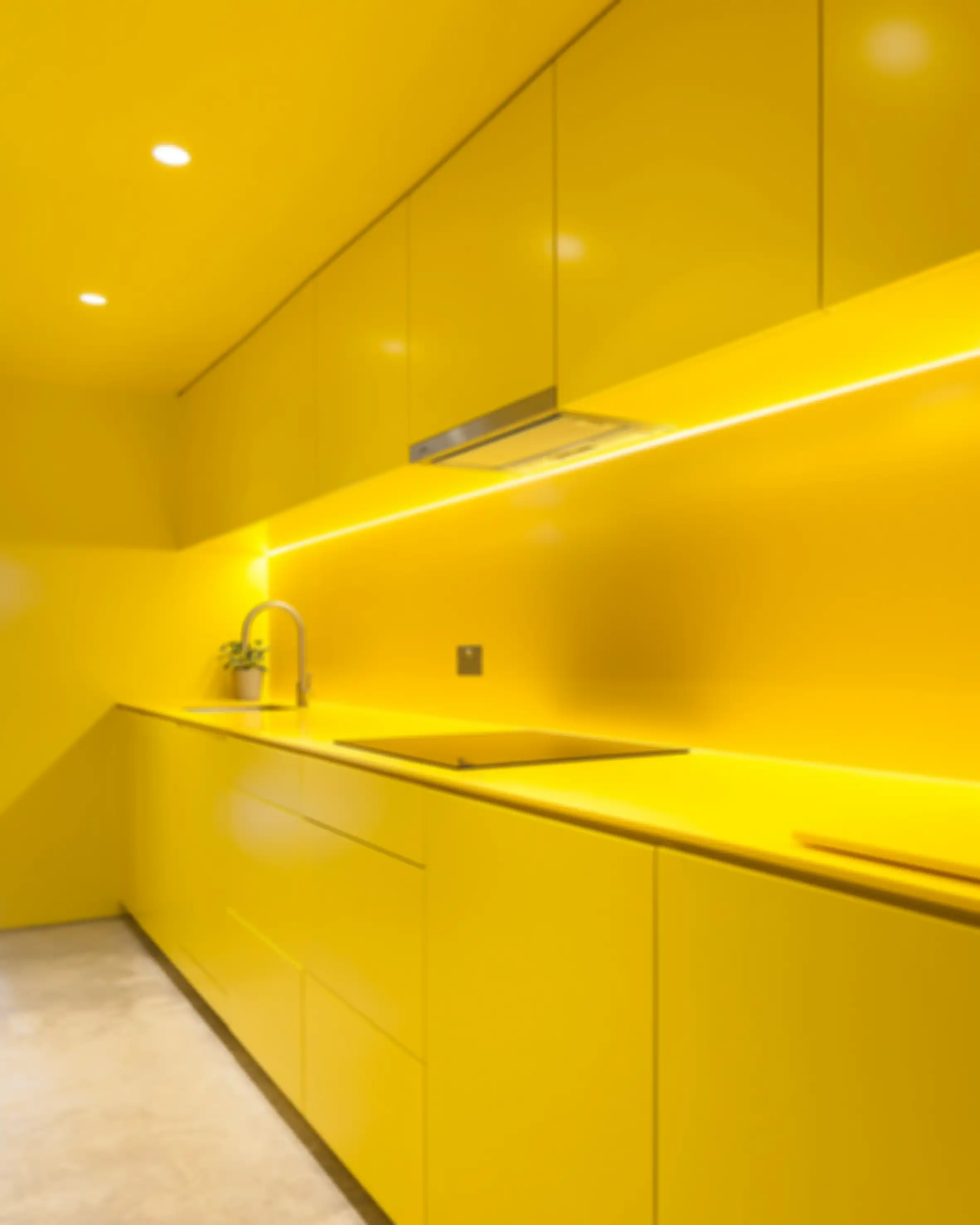 Inspirasi Dapur Warna Kuning Cerah, Ubah Basement Jadi Terang