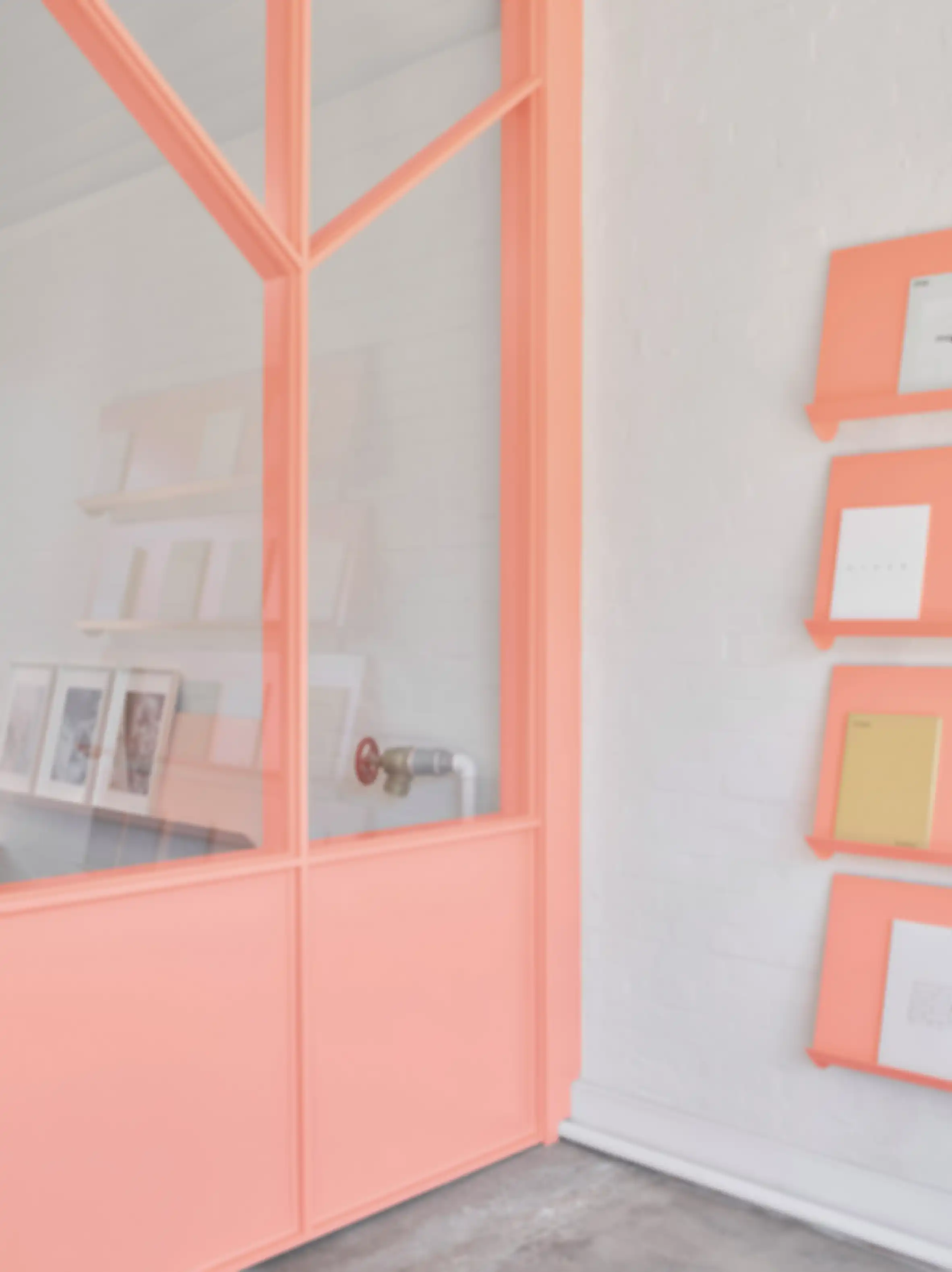 Inspirasi Desain Studio Bersama, Gunakan Tiga Tone Warna untuk Bedakan Zona