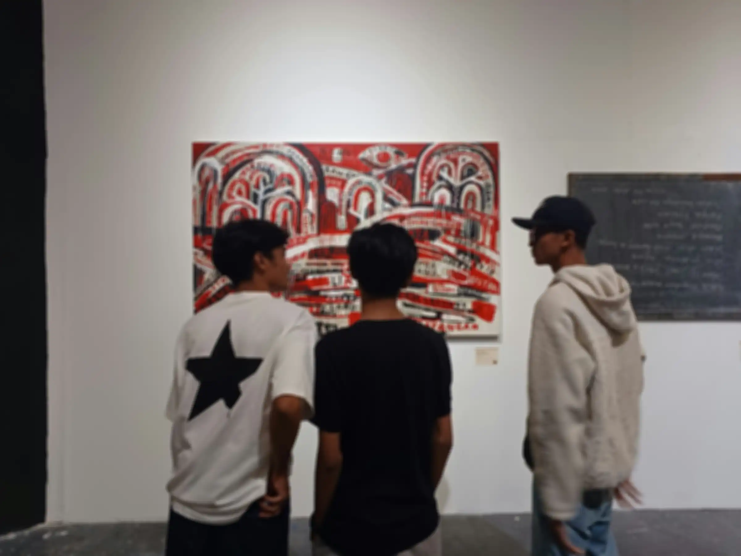 Pengunjung menyaksikan salah satu karya seni rupa Farid Stevy.