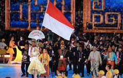 Closing Ceremony Asian Games 2022 - Karateka Zigi Zaresta dan CdM Basuki Pimpin Salam Perpisahan Tim Indonesia