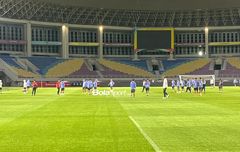 ASEAN Cup 2024 - Laos Putuskan Tak Berlatih, Pemain Sibuk Foto-foto Kemegahan Stadion Manahan Sebelum Lawan Timnas Indonesia