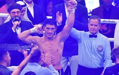 Hasil Tinju Dunia - Dendam Pawang Canelo Alvarez Pecah, Dmitry Bivol Jadi Juara Sejati