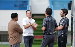 Gerald Vanenburg Sambangi Persis Solo, Ong Kim Swee Sambut Pelatih Timnas U-23 Indonesia yang Ingin Kenali Pemainnya