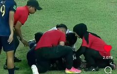 Kronologi Pemain Persikad Kolaps di Lapangan Hingga Dibawa Ambulan ke Rumah Sakit