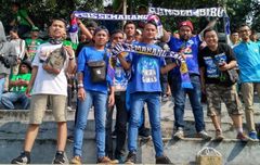 Dukung PSIS Semarang, Panser Biru Membaur dengan Suporter PSMS Medan