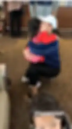 Arsy minta peluk dan dicium Luna Maya saat di bandara.