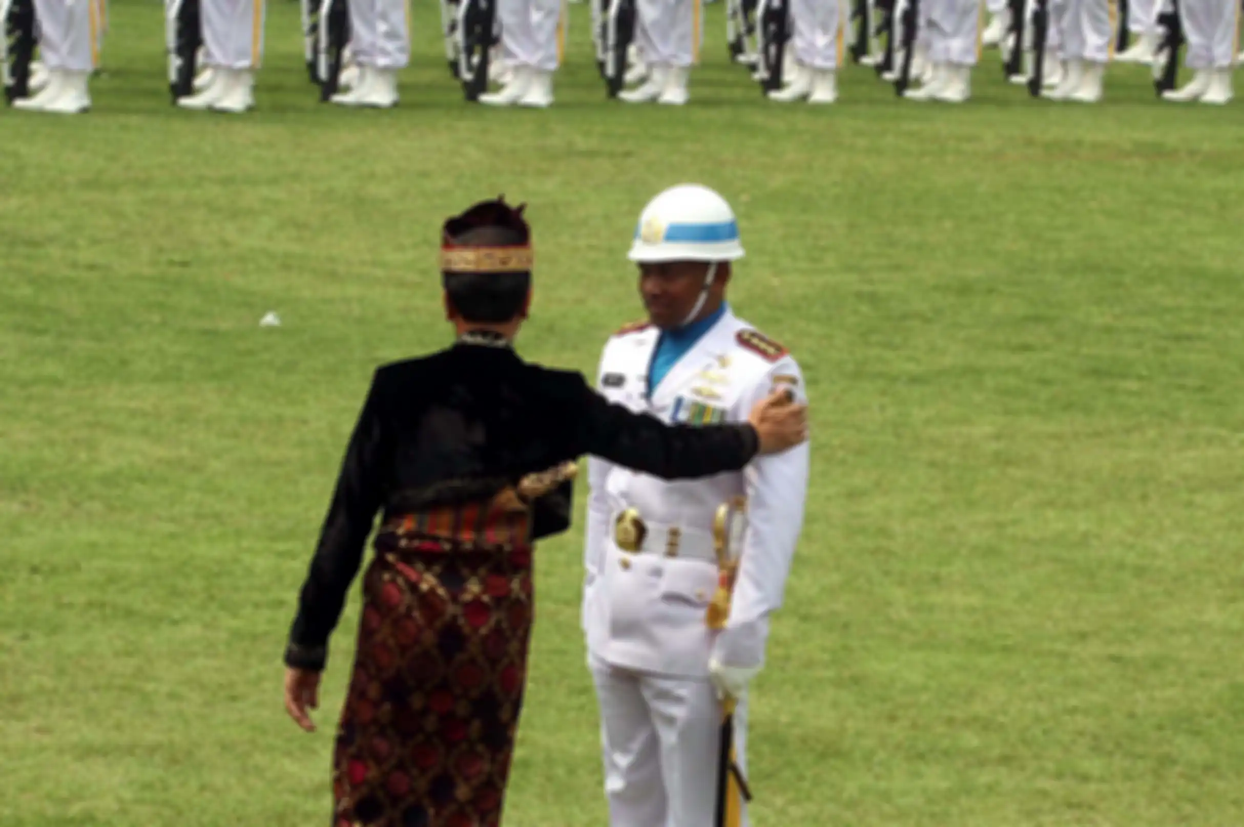 Presiden Joko Widodo menghampiri dan menyalami Komandan Upacara Peringatan Detik-detik Proklamasi, Kolonel Laut (P) Hariyo Poernomo (kanan), di Istana Merdeka, Jakarta, Sabtu (17/8/2019). WARTA KOTA/HENRY LOPULALAN