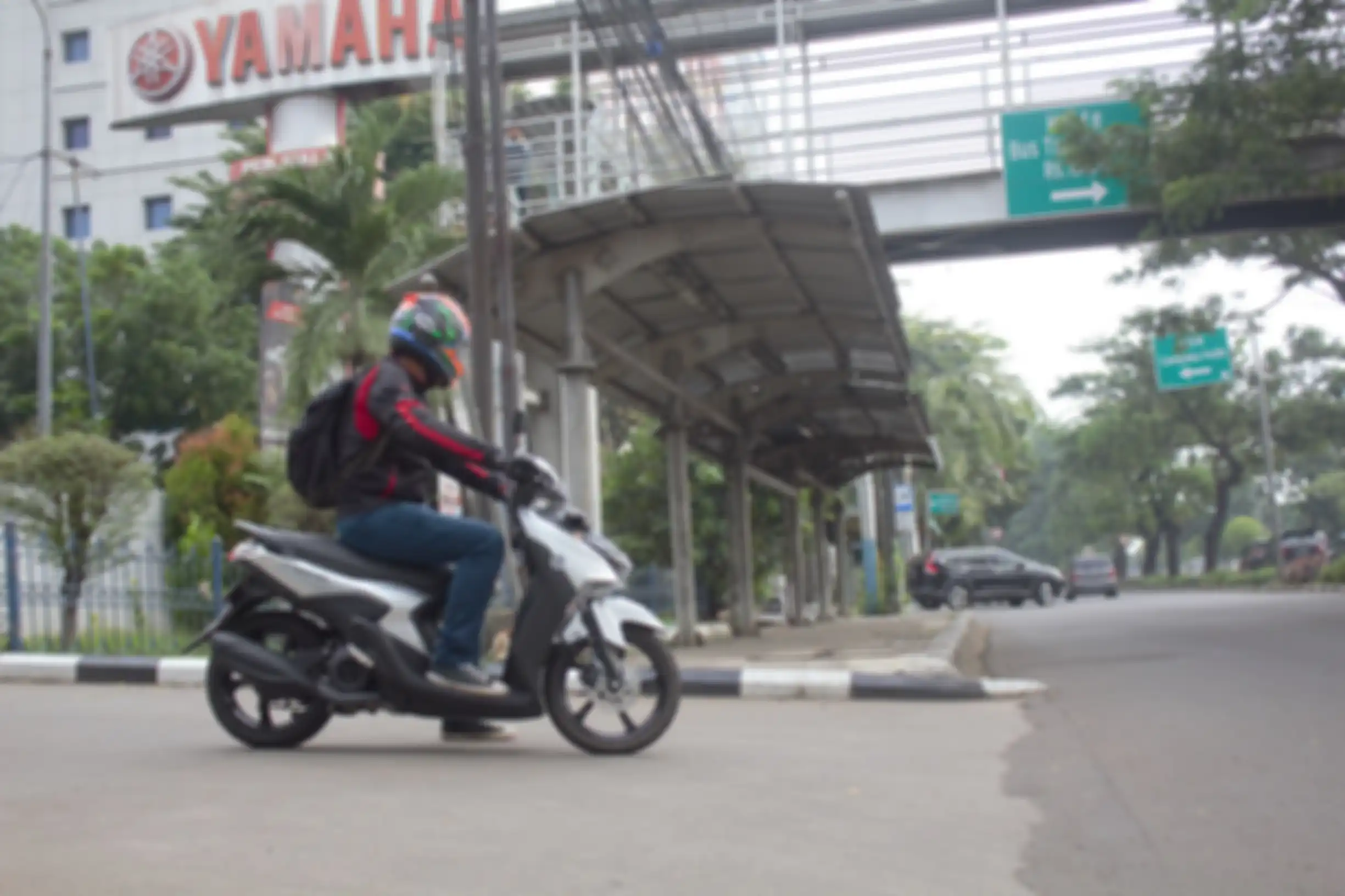 Ilustrasi riding dengan motor.