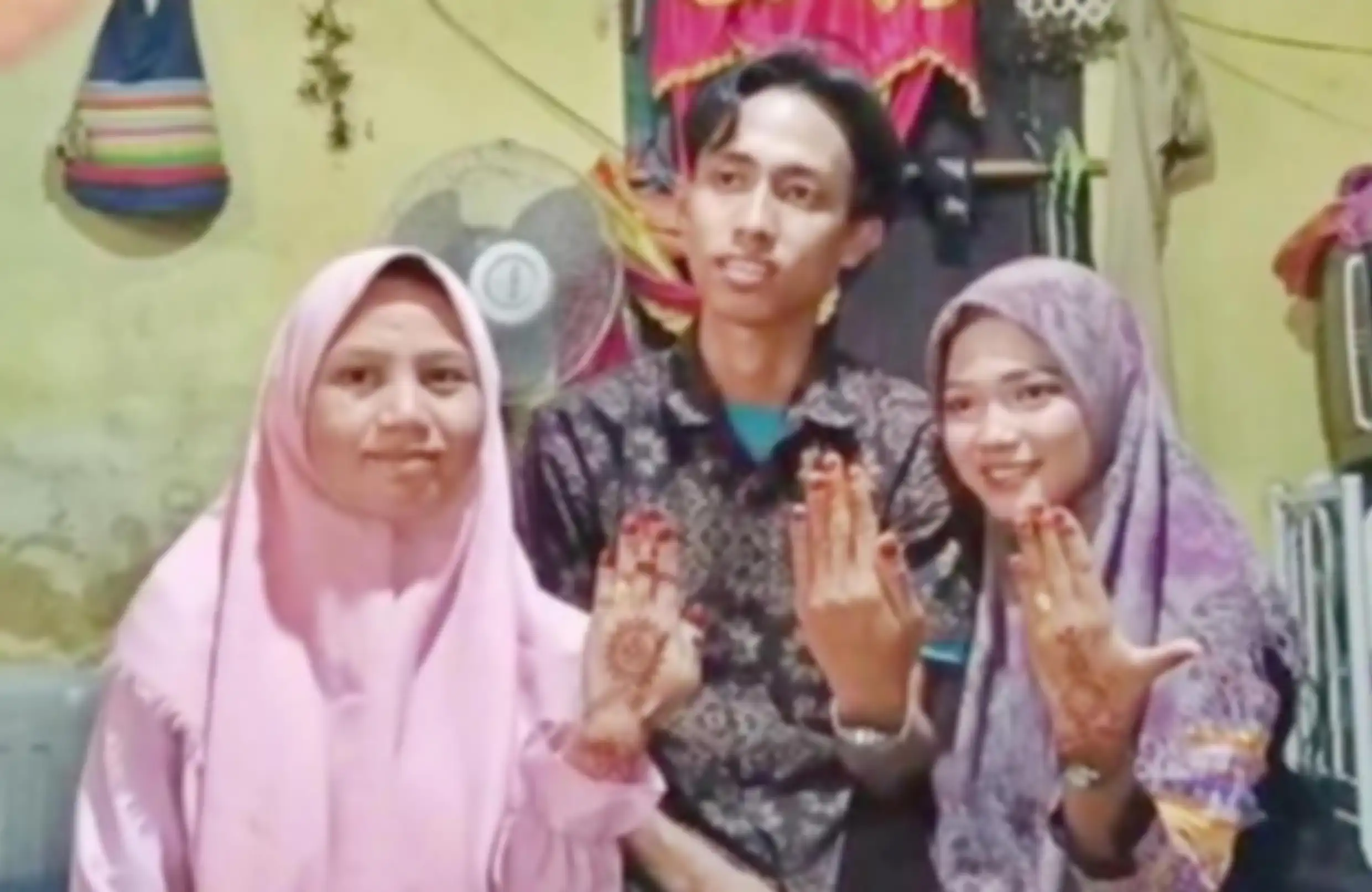 Usai akad nikah, foto tampang pria Empat Lawang yang menikahi 2 gadis sekaligus bikin heboh. Foto tampangnya viral di Facebook.