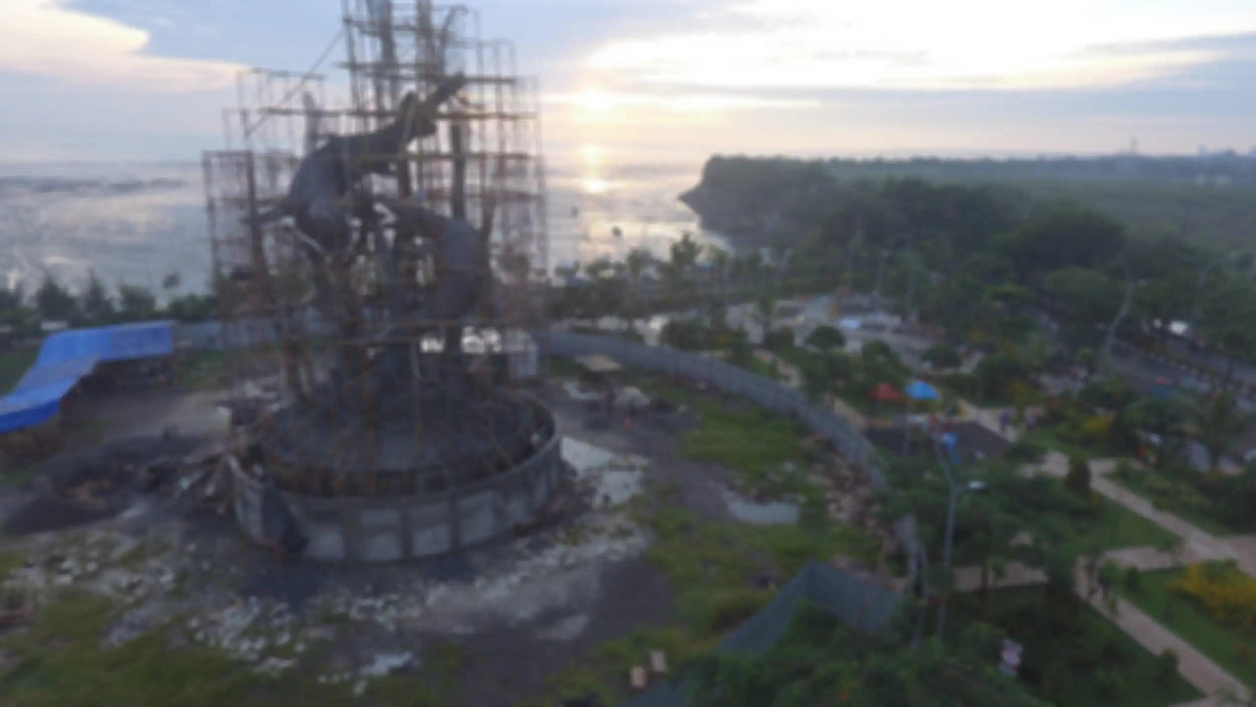 IKON BARU - Foto udara suasana Taman Suroboyo dimana Patung Suro dan Boyo di Kenjeran masih dalam tahap pembangunan, Selasa (5/2). Patung yang memiliki tinggi sekitar 25 meter itu akan menjadi patung lambang Kota Surabaya terbesar di kota Surabaya dan direncanakan akan rampung pada Maret 2019 dengan