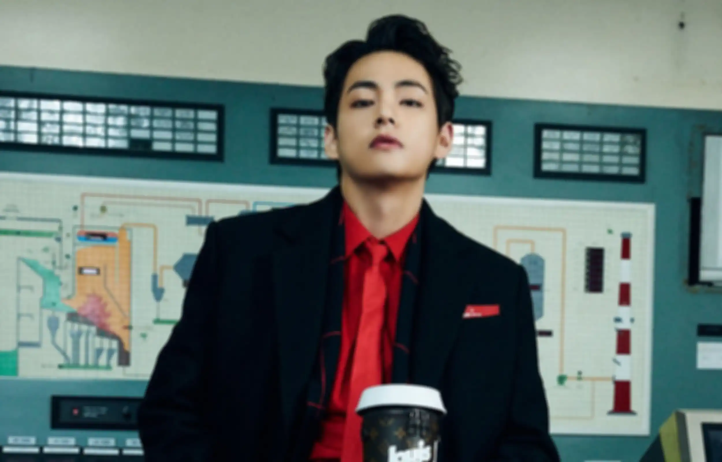 Kim Taehyung atau V BTS bagikan foto momen di balik layar pemotretan cover Vogue Korea.