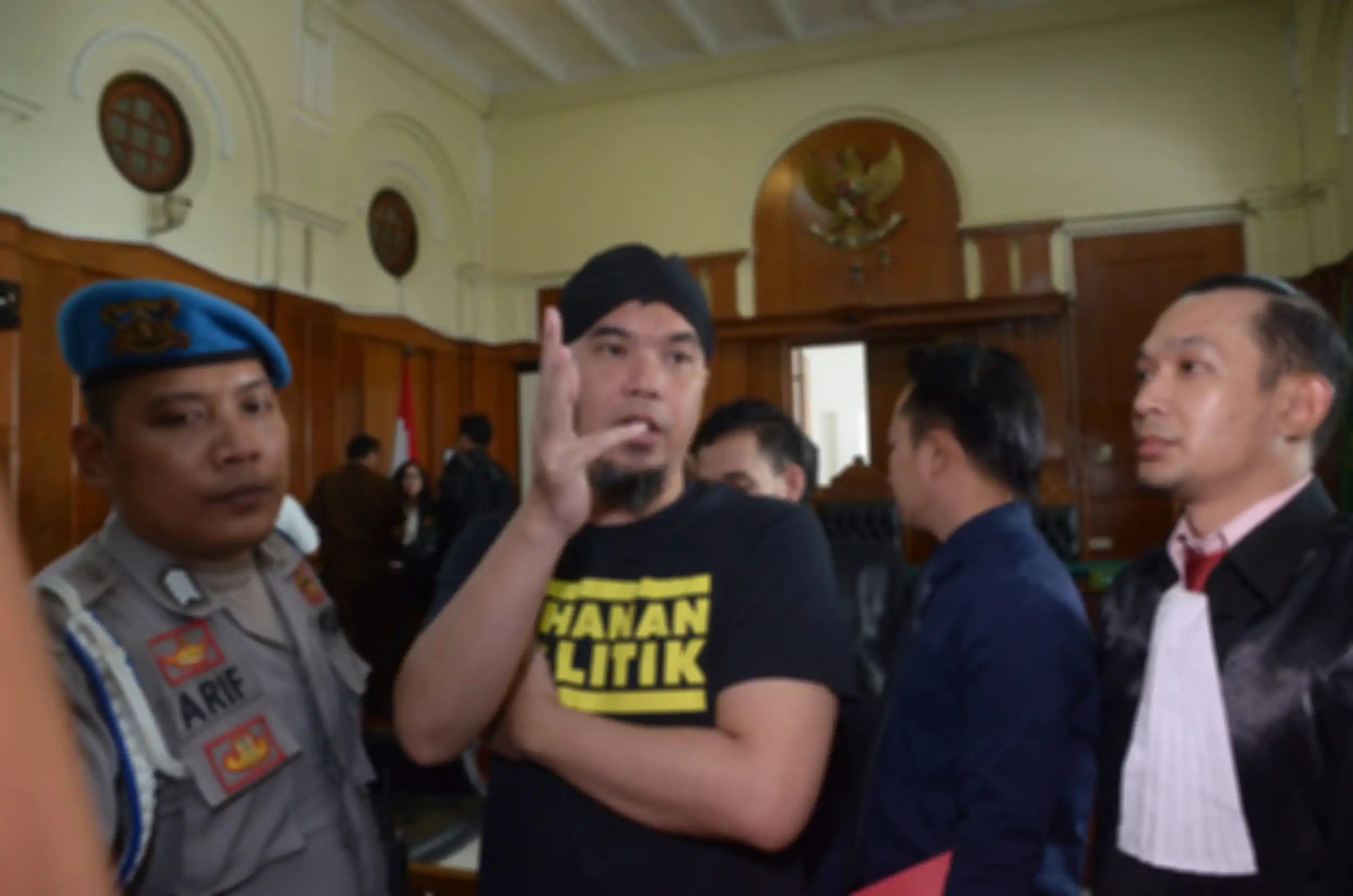 SIDANG PERDANA - Musisi dan politikus Ahmad Dhani Prasetya (ADP) saat menjalani sidang perdana kasus pencemaran nama baik dengan agenda sidang pembacaan dakwaan di Pengadilan Negeri (PN) Surabaya, Kamis (7/2). SURYA/AHMAD ZAIMUL HAQ