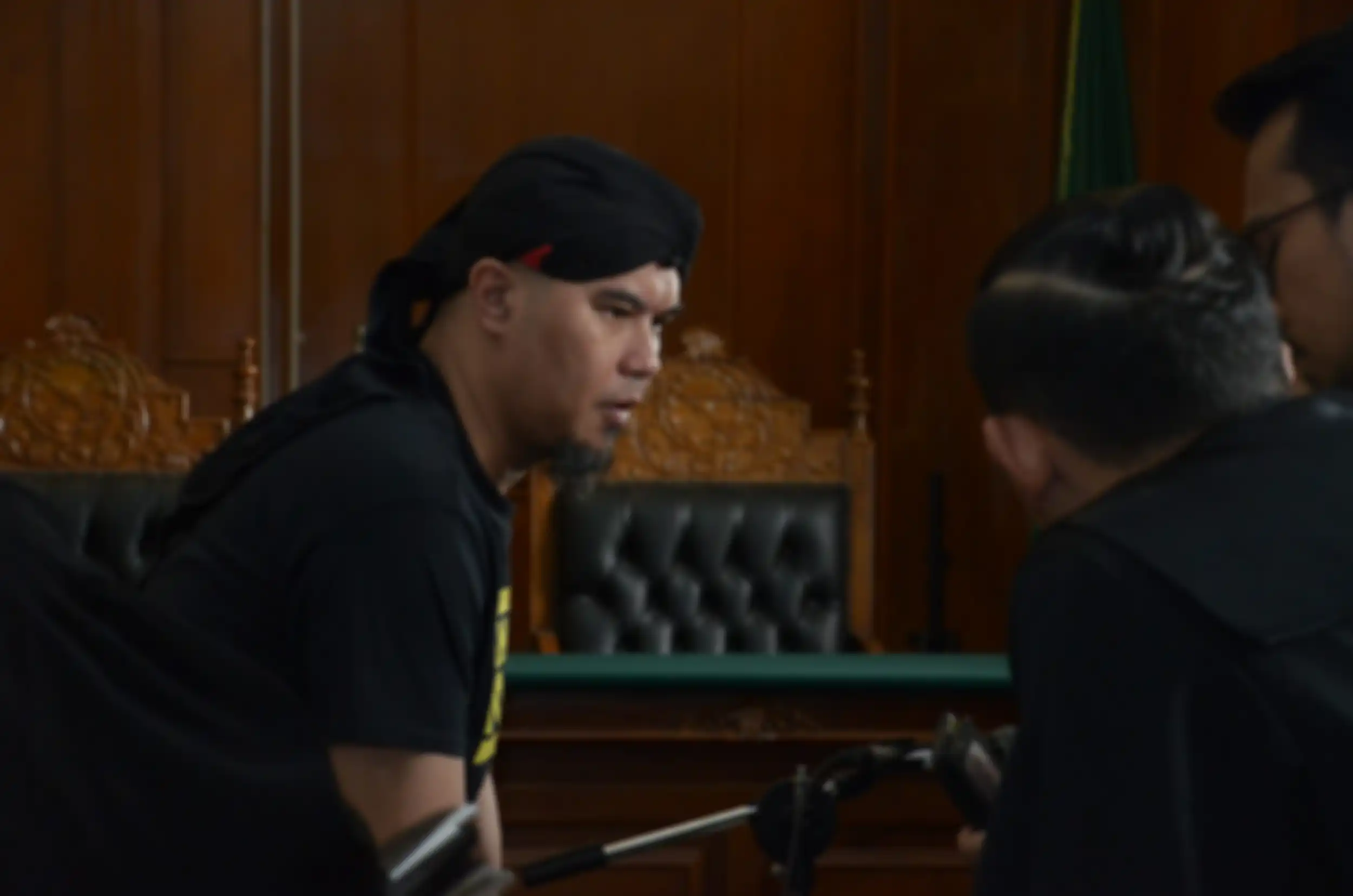 SIDANG PERDANA - Musisi dan politikus Ahmad Dhani Prasetya (ADP) saat menjalani sidang perdana kasus pencemaran nama baik dengan agenda sidang pembacaan dakwaan di Pengadilan Negeri (PN) Surabaya, Kamis (7/2). SURYA/AHMAD ZAIMUL HAQ