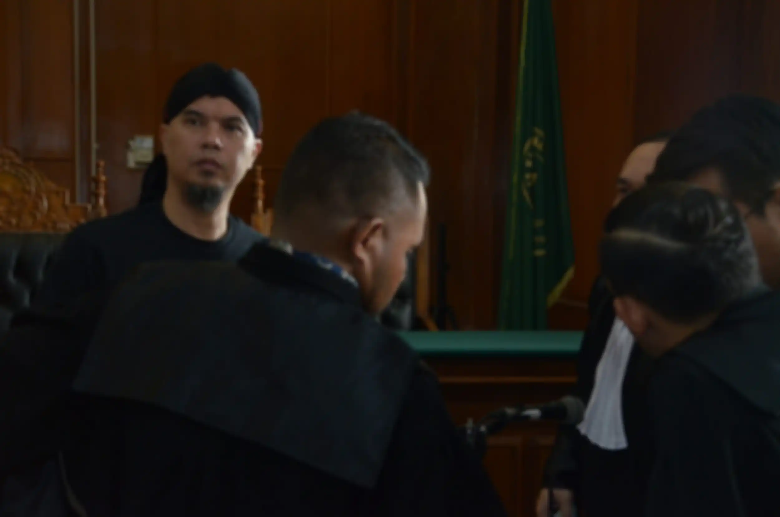 SIDANG PERDANA - Musisi dan politikus  Ahmad Dhani Prasetya (ADP) saat menjalani sidang perdana kasus pencemaran nama baik dengan agenda sidang pembacaan dakwaan di Pengadilan Negeri (PN) Surabaya, Kamis (7/2). SURYA/AHMAD ZAIMUL HAQ