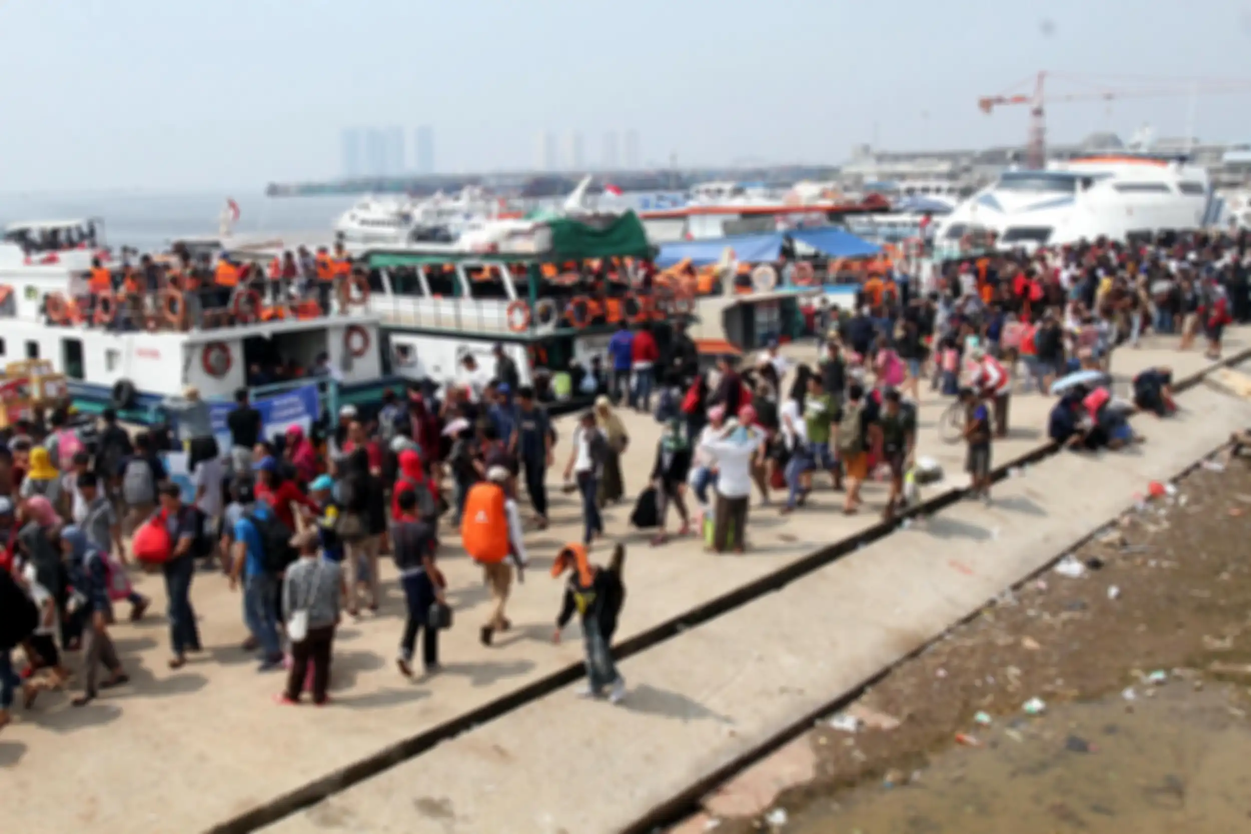 Warga yang hendak berwisata ke Kepulauan Seribu memenuhi Pelabuhan Kali Adem, Muara Angke, Jakarta Utara, Sabtu (8/6/2019). Ribuan orang pergi ke Kepulauan Seribu untuk mengisi liburan Lebaran. Warta Kota/Henry Lopulalan