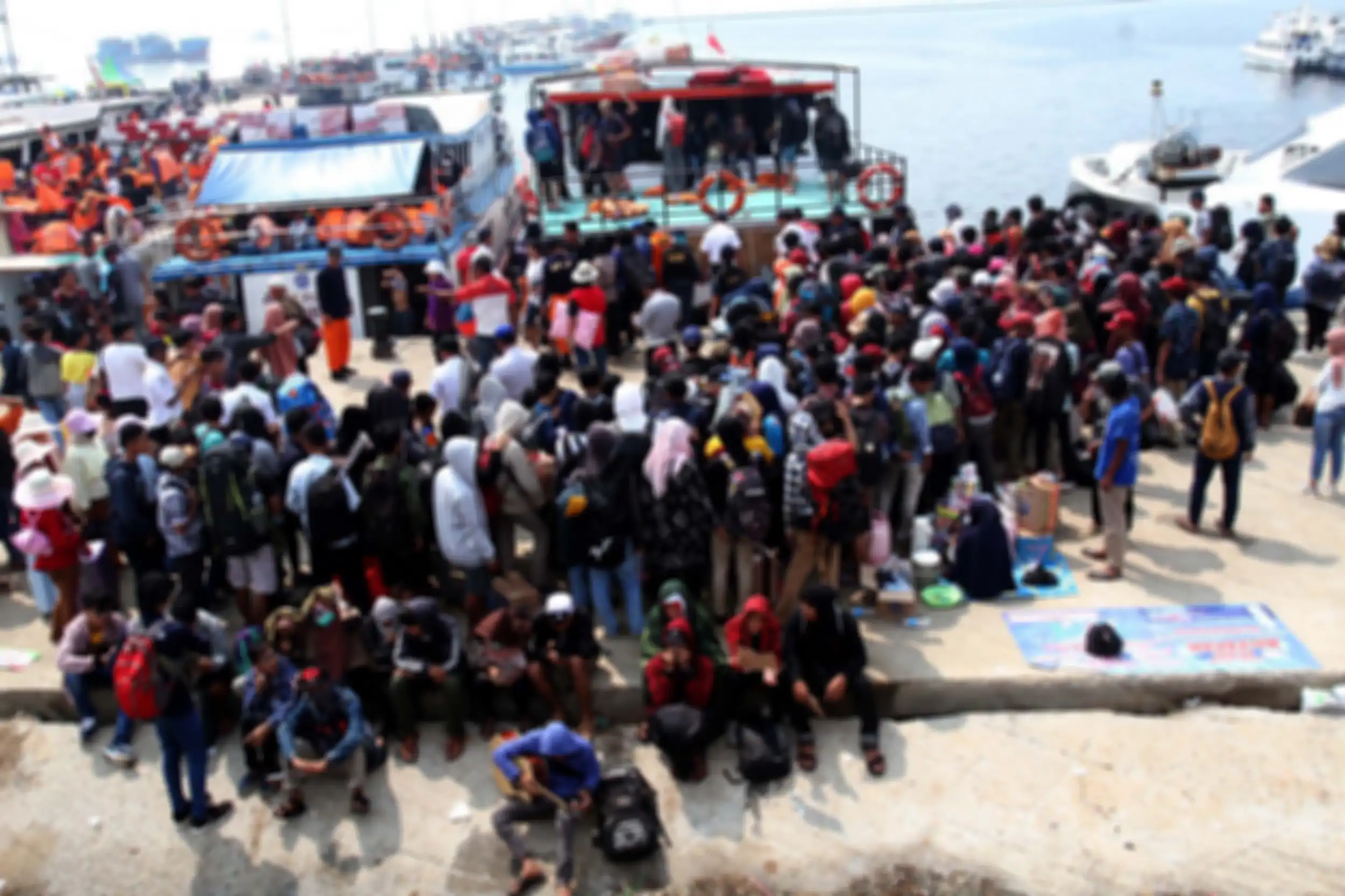 Warga yang hendak berwisata ke Kepulauan Seribu memenuhi Pelabuhan Kali Adem, Muara Angke, Jakarta Utara, Sabtu (8/6/2019). Ribuan orang pergi ke Kepulauan Seribu untuk mengisi liburan Lebaran. Warta Kota/Henry Lopulalan