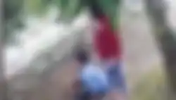 Tangkapan layar video seorang anak perempuan durhaka terhadap ibunya