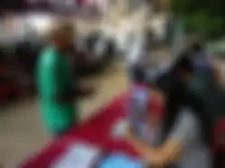 Puluhan masyarakat memanfaatkan pelayanan pengurusan denda tilang keliling yang diselenggarakan Kejari Gianyar, di Lapangan Astina Gianyar, Jumat (8/11). 