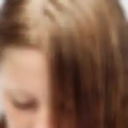 Begini 5 Cara Mengatasi Rambut Lepek Saat Musim Hujan, Yuk Cobain
