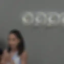 Cinta Laura Meriahkan Penjualan Perdana OPPO Reno14 Series di Jakarta