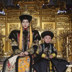 Kokraklari osilgan gozal ayollar