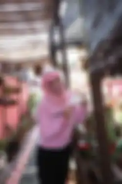 Mantan Putri Indonesia, Angelina Sondakh, sedang berkebun saat ditemui di Lembaga  Kemasyarakatan (Lapas) Pondok Bambu, Jakarta Timur.