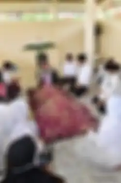 Presiden Joko Widodo (Jokowi) duduk disamping pusara ibundanya Sujiatmi Notomihardjo di pemakaman Keluarga Mundu, Selokaton, Gondangrejo, Karanganyar, Jawa Tengah, Kamis (26/3/2020) (DOK Biro Pers, Media dan Informasi Sekretariat Presiden/Agus Suparto)