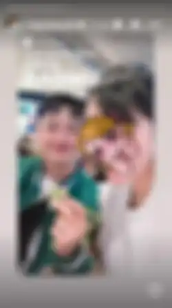 Angga Wijaya pamer foto bareng seorang wanita yang wajahnya dirahasiakan. 