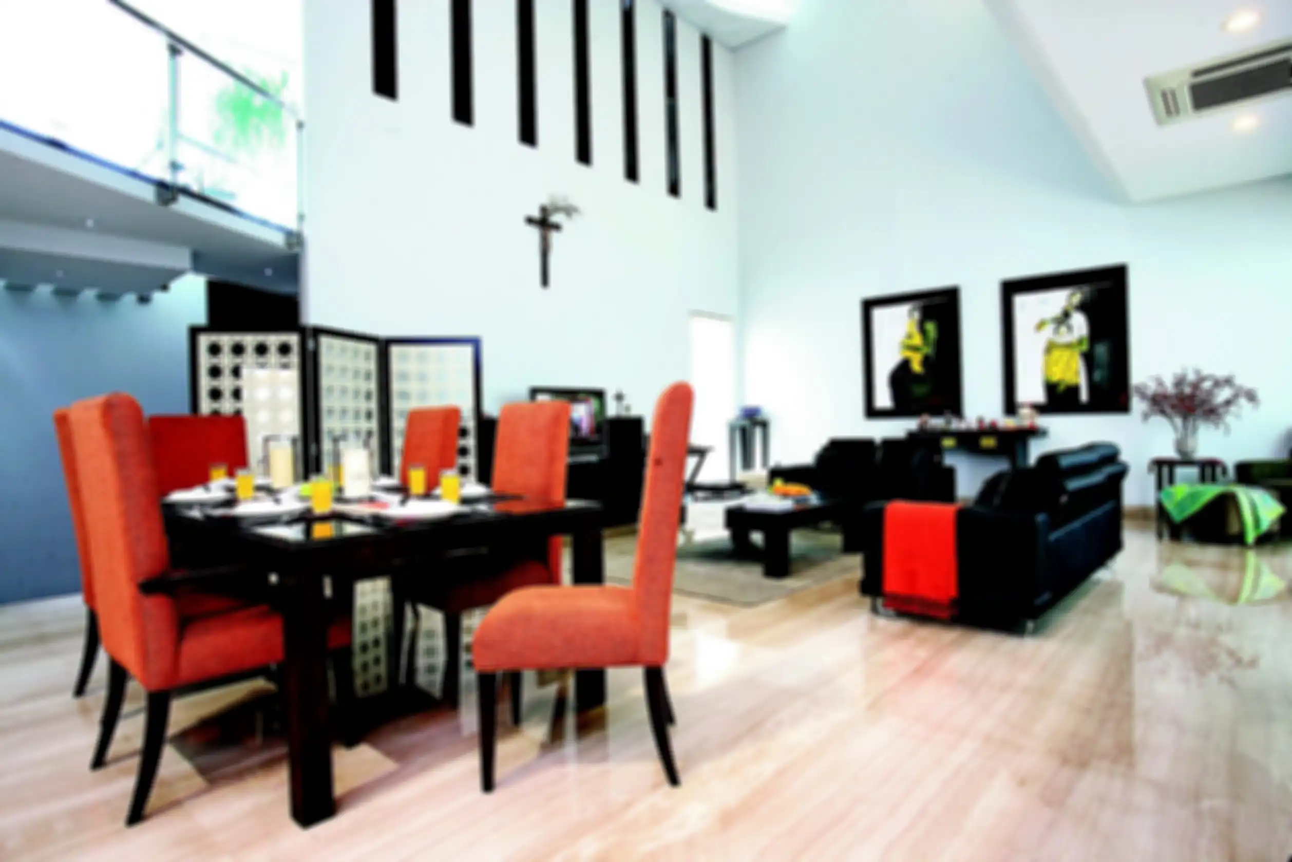 Ada aksen dengan warna terang di beberapa furnitur agar tak terkesan suram.
