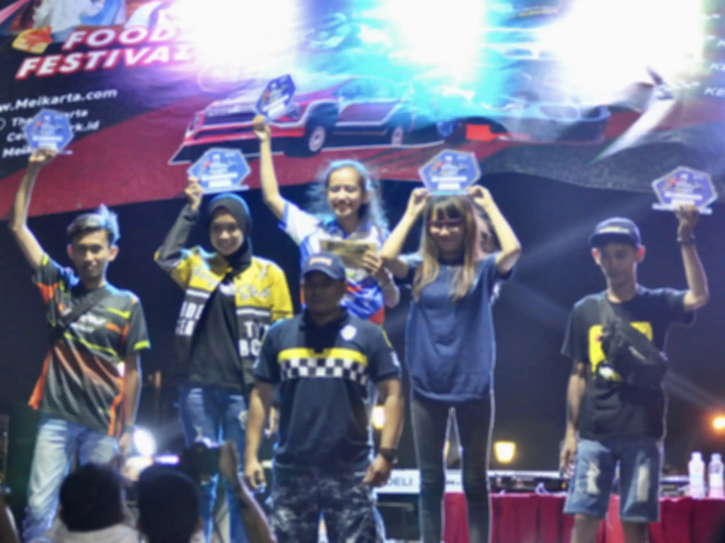 Penyerahan hadiah kepada lima pembalap tercepat di kelasnya pada drag bike Meikarta Autofest 2022.