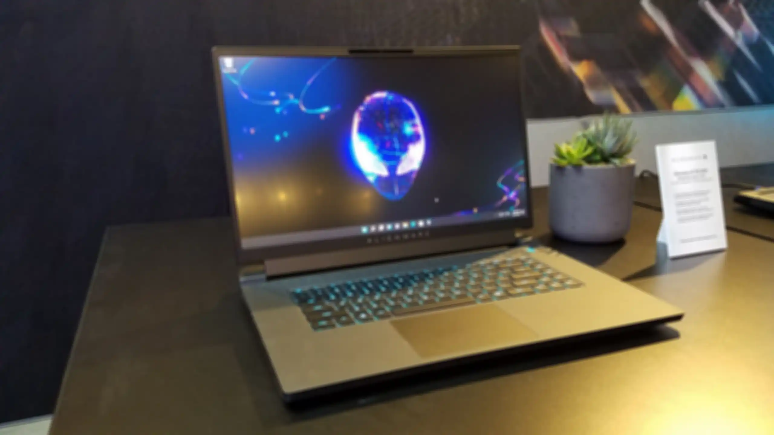 Tampilan Alienware m17 R5 AMD (2022).