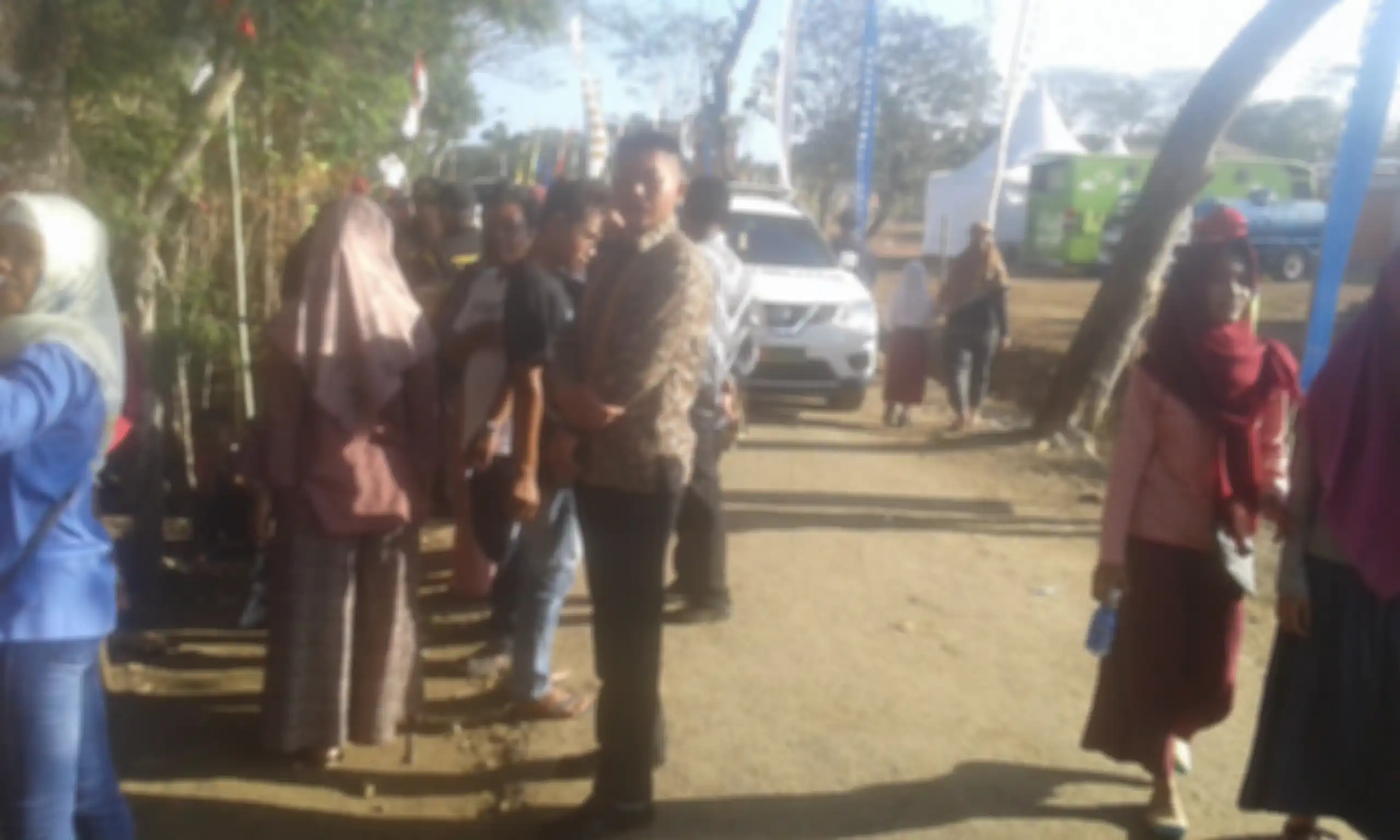 Paspampres berpakaian batik dengan sikap santun