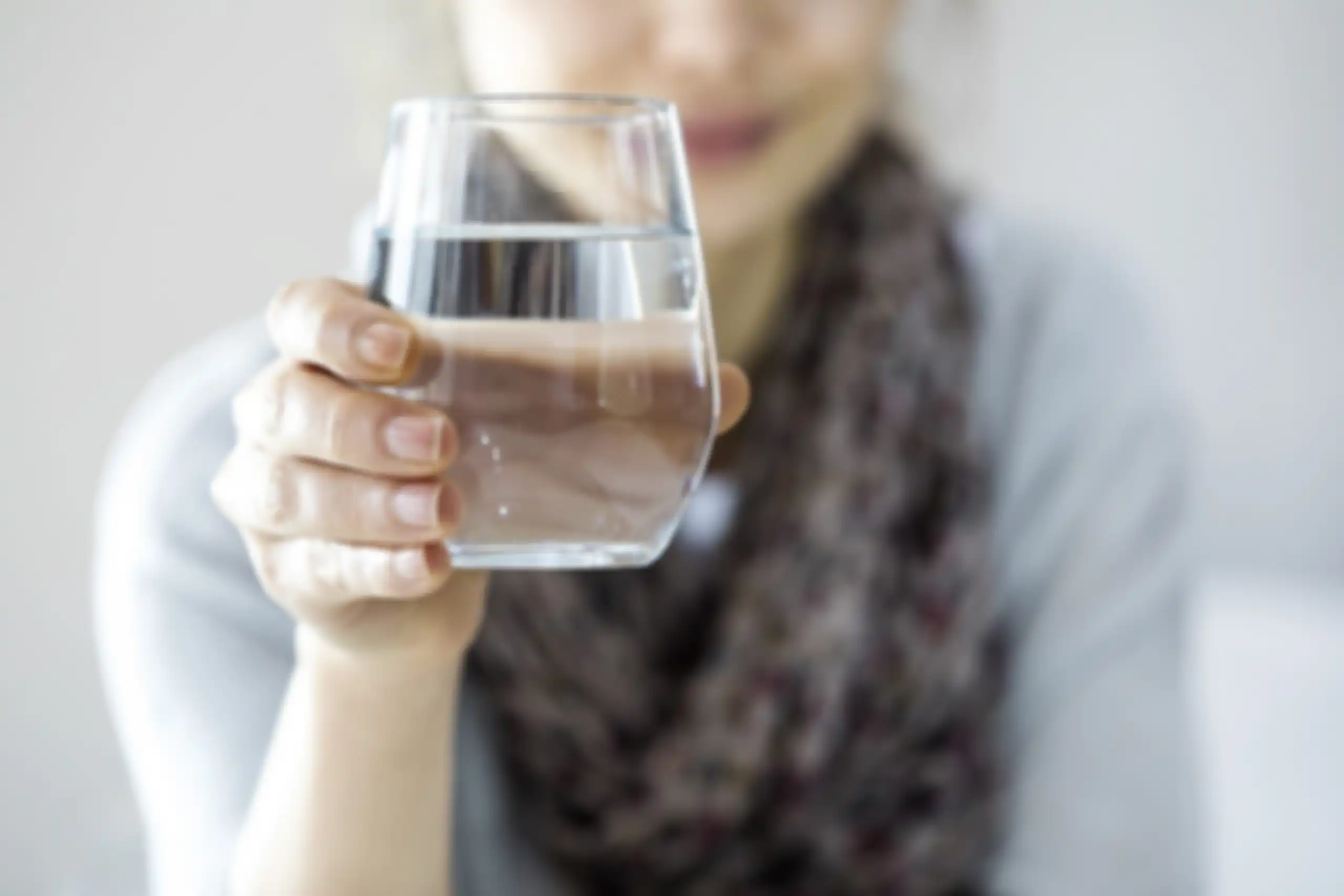 Minum segelas air putih hangat ketika bangun tidur