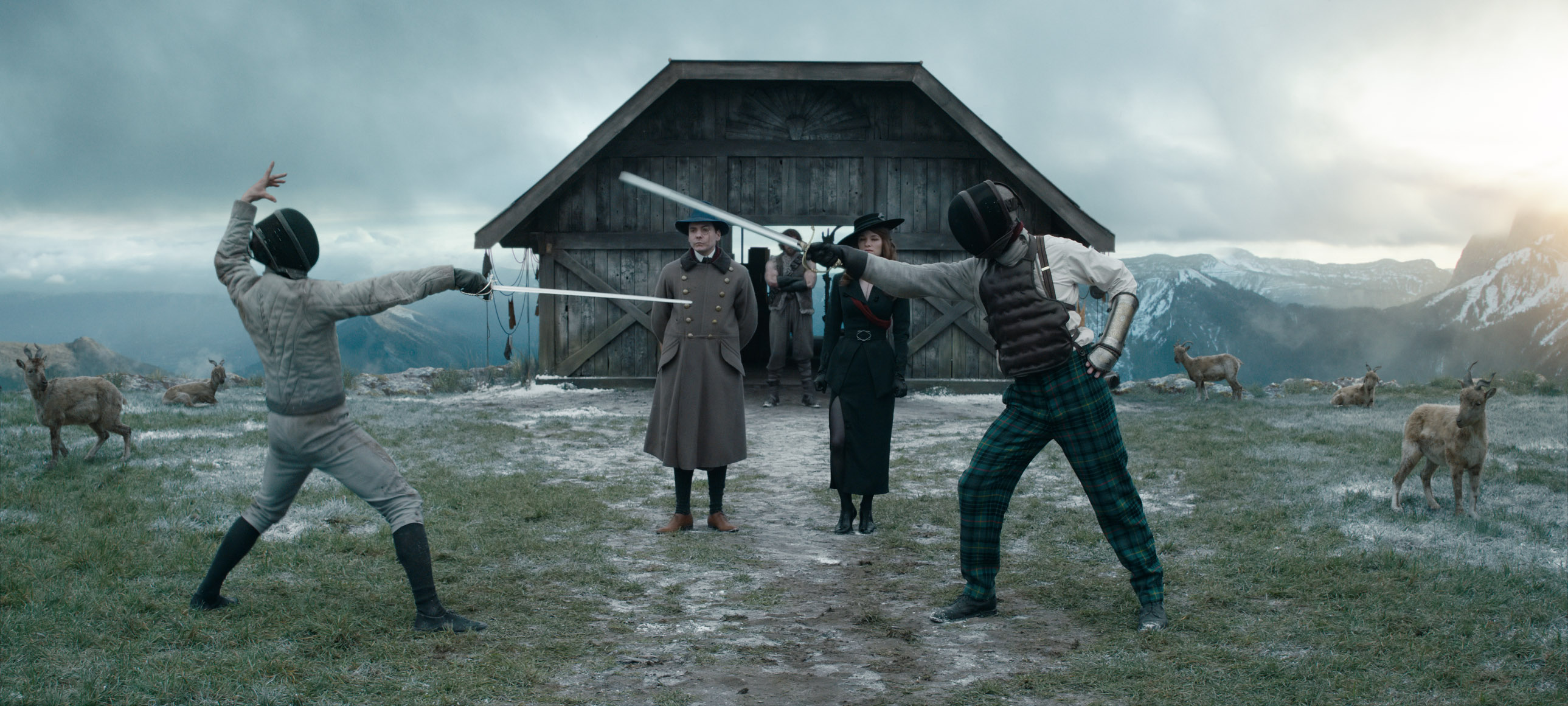 Di sebelah kiri dengan topi adalah Daniel Bruhl sebagai Erik dan di sebelah kanan, Valerie Pachner sebagai Mata Hari di film The King's Man. Photo Credit: Courtesy of 20th Century Studios. © 2020 Twentieth Century Fox Film Corporation. All Rights Reserved.