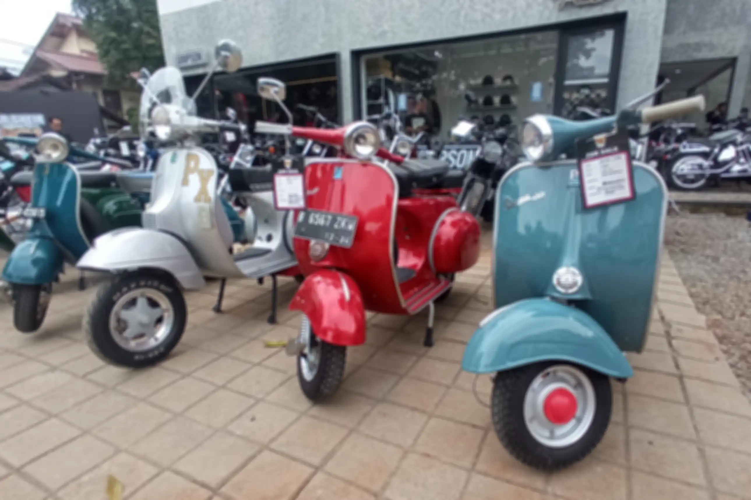 Lapak Vespa lawas salah satunya VBB 1966.