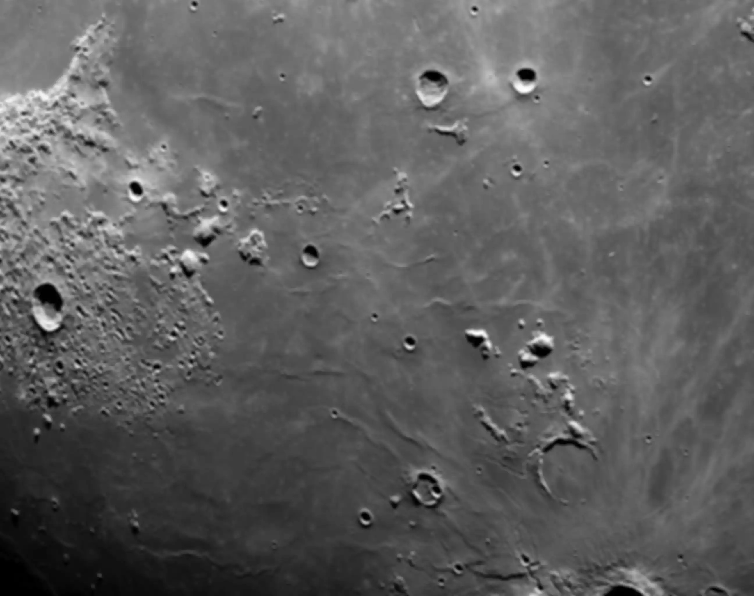 Tampilan permukaan bulan dari pesawat luang angkasa Orion