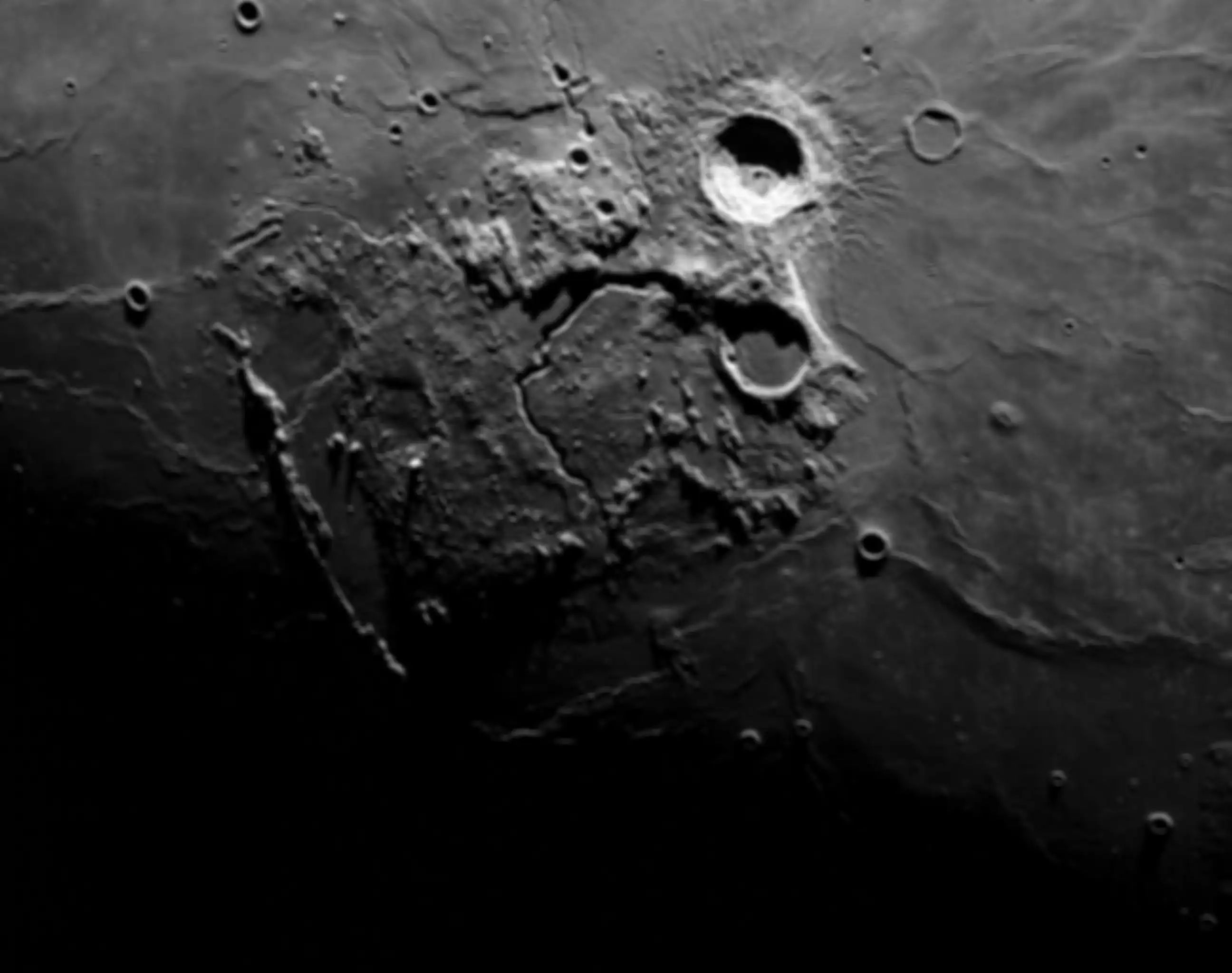 Tampilan permukaan bulan dari pesawat luang angkasa Orion