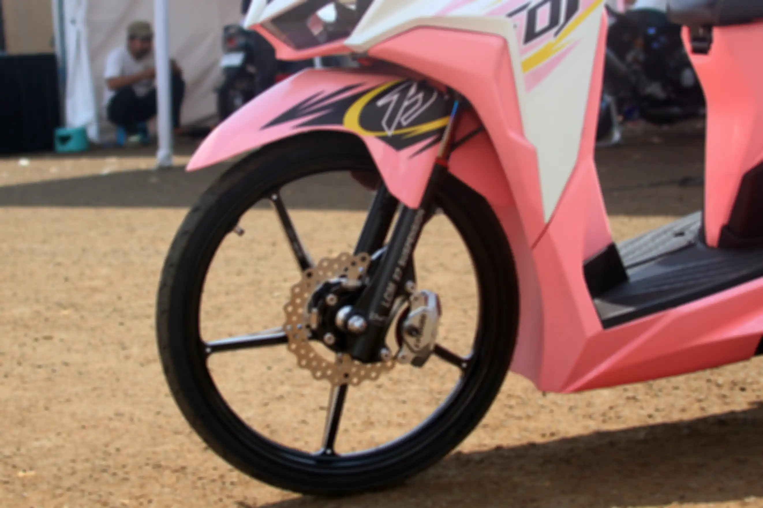Velg Enkei ring 17 di Honda Vario 125 milik Yanyan dari Sumedang. 