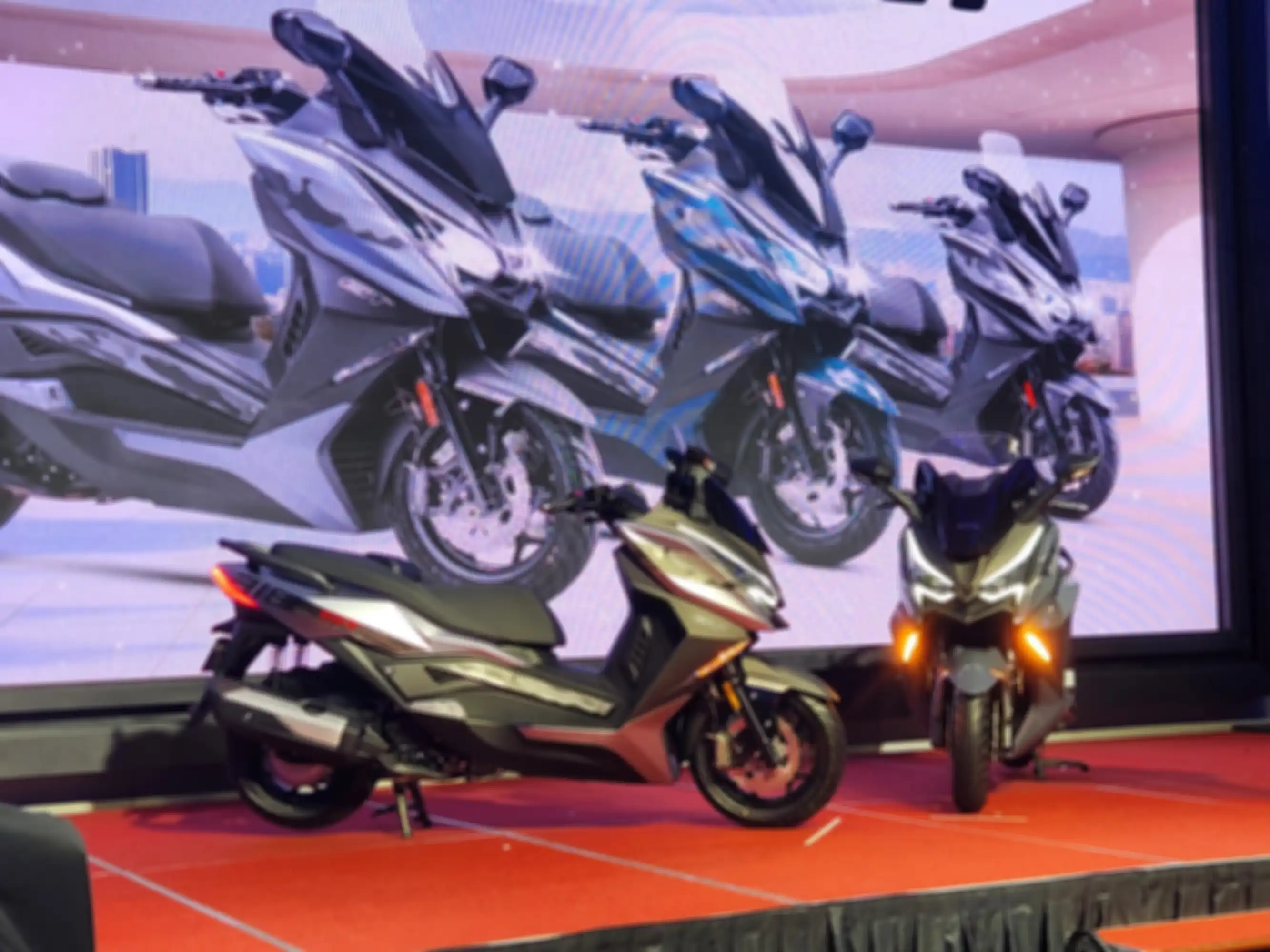 Sisi depan dan samping motor matic baru Ariic 318GT 2025.