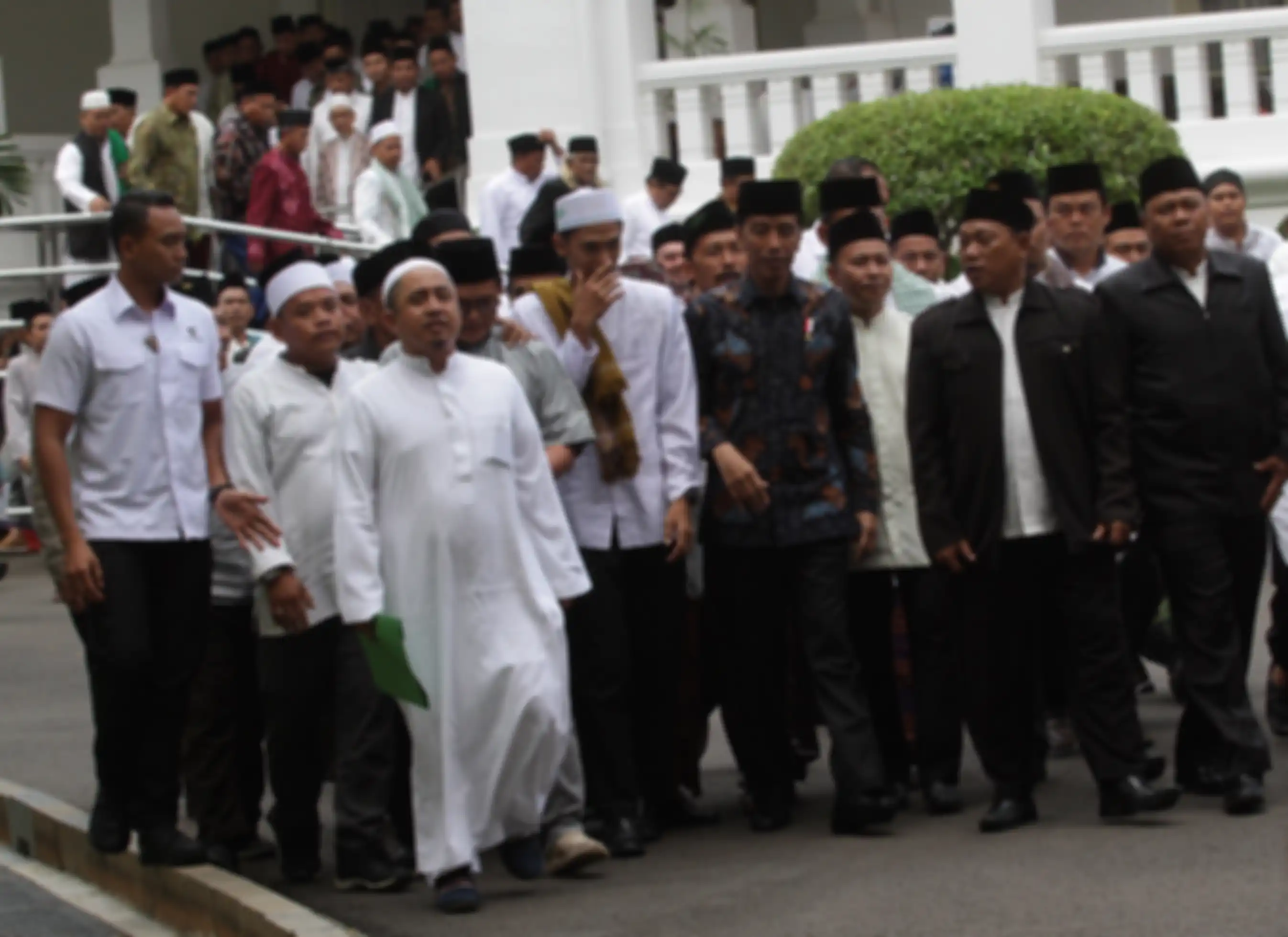 SILAHTURAHMI - Presiden Joko Widodo (tengah) bersama Kiai dan Habib se-Jadetabek saat melakukan silaturahmi di Istana Merdeka, Gambir, Jakarta Pusat, Kamis (7/2/2019).Presiden berpesan kepada Kiai dan Habib untuk membentengi santri dan masyarakat dengan budi pekerti, keislaman, keindonesiaan dan