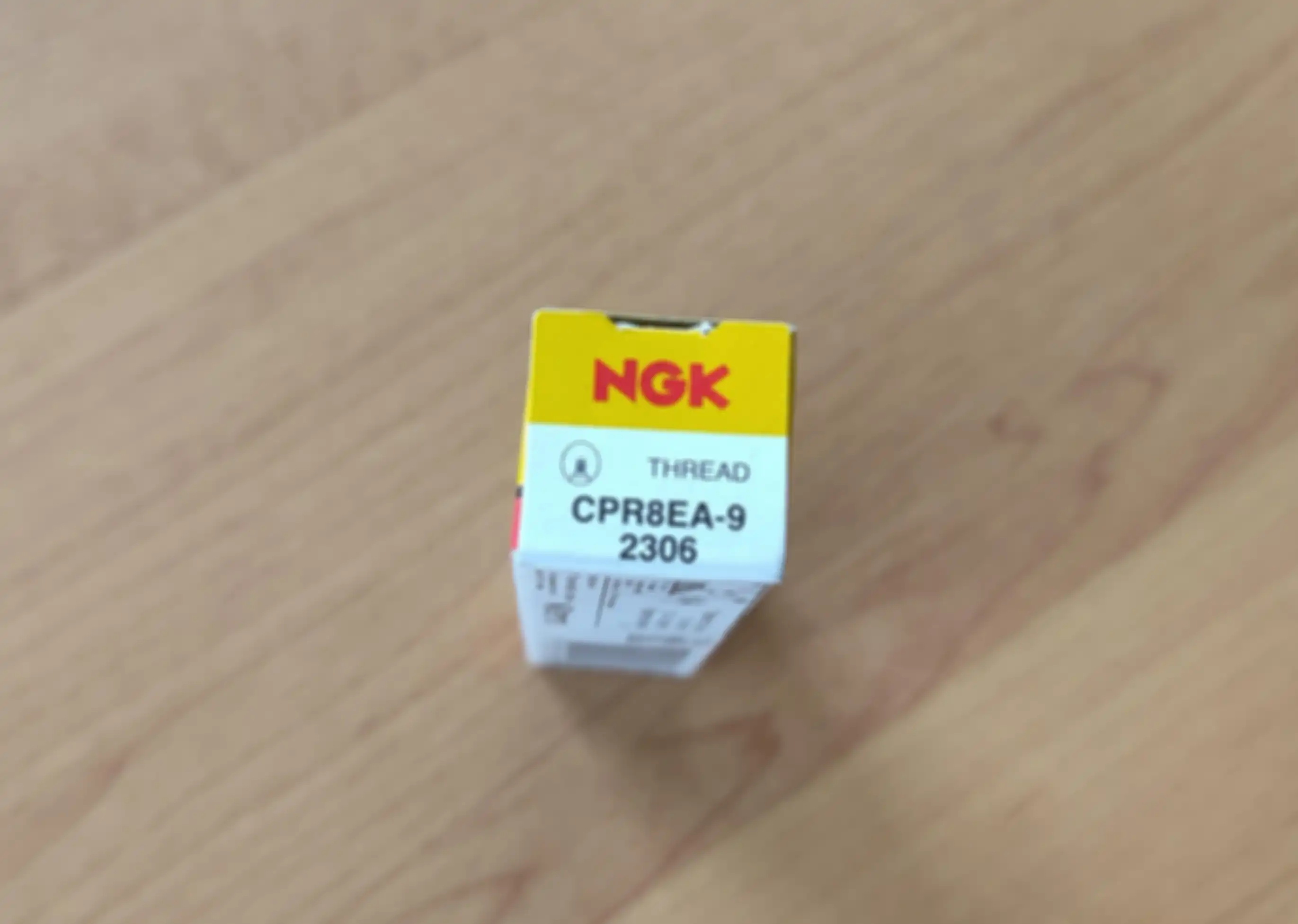Kode busi motor NGK ada di tutup kemasan.