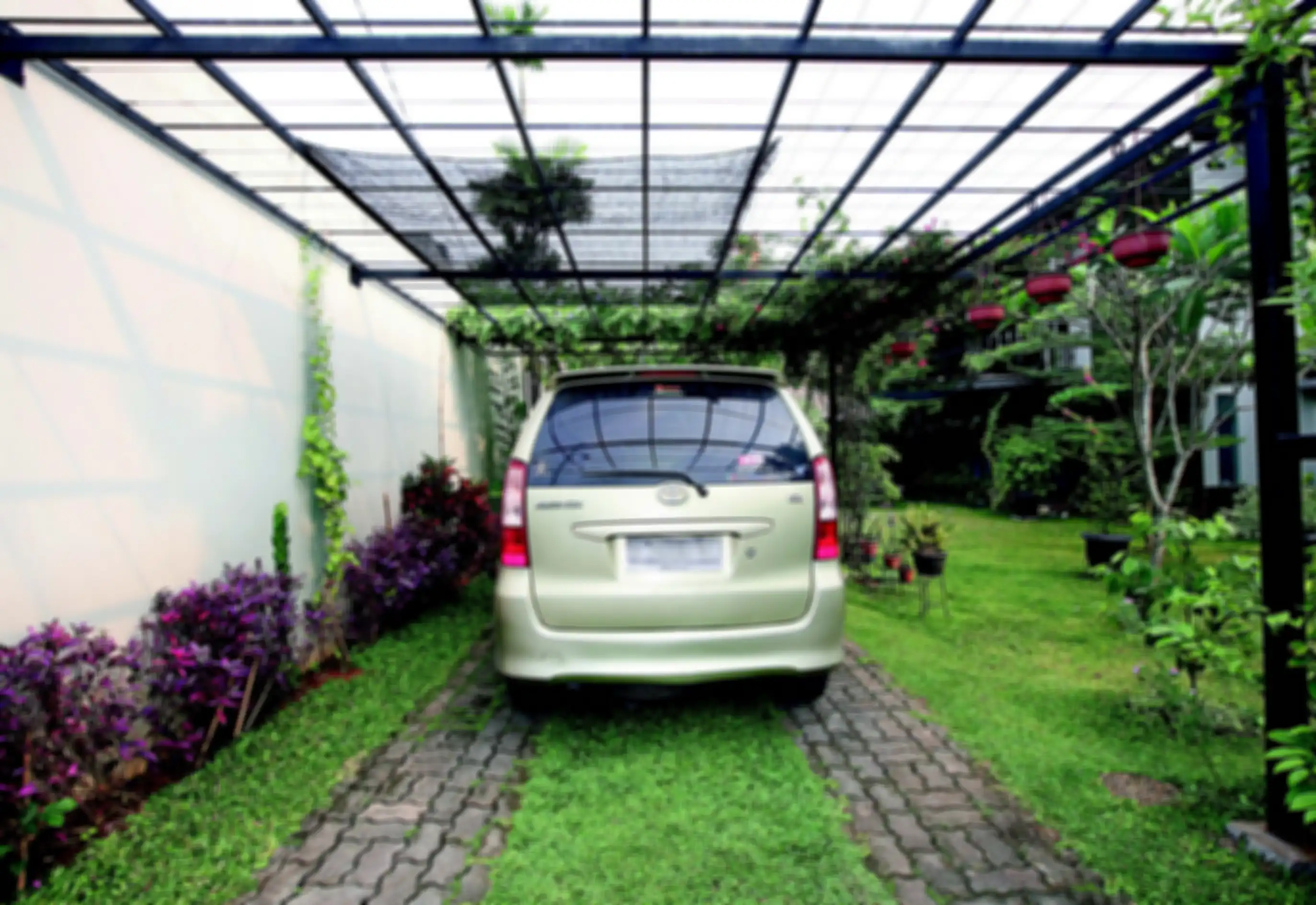 Ilustrasi-Mobil di carport. Rangka carport dari besi hollow untuk rambatan tanaman. 