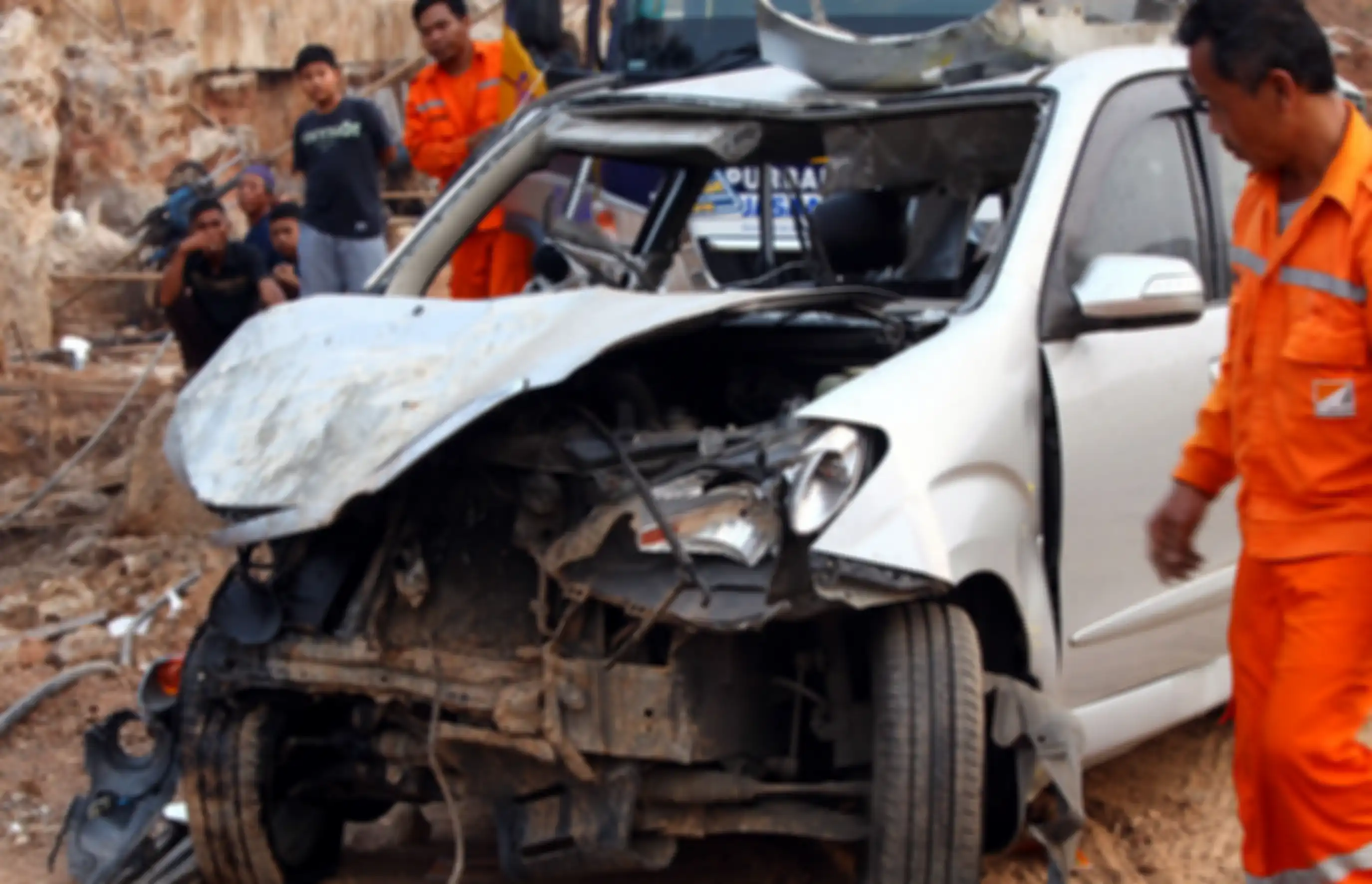 Petugas mengevakuasi bangkai kendaraan pascatabrakan beruntun di Tol Cipularang KM 91, Kabupaten Purwakarta, Jawa Barat, Senin (2/9/2019). Tabrakan beruntun yang melibatkan 21 kendaraan tersebut mengakibatkan delapan orang meninggal dunia dan sejumlah orang lainnya luka-luka. Tribun Jabar/Gani Kurni
