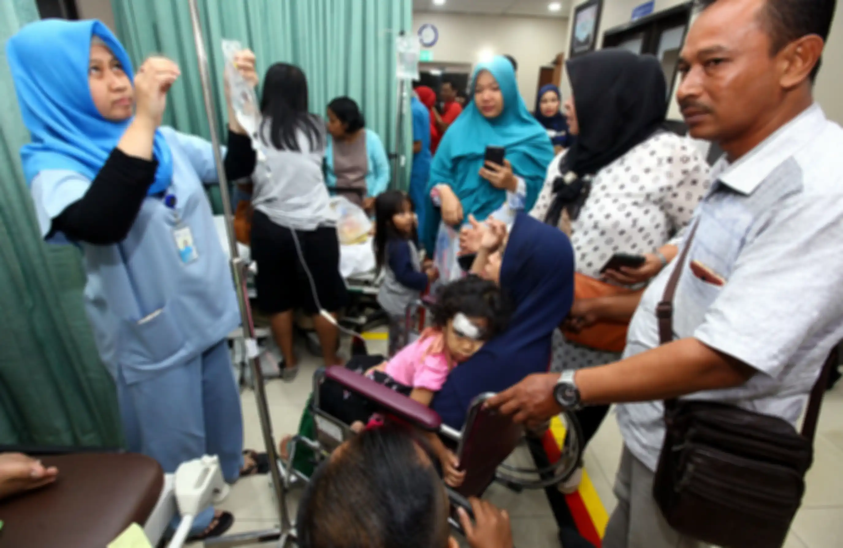 Korban luka ringan dan berat tabrakan beruntun di Tol Cipularang KM 91 mendapat perawatan di ruang Instalasi Gawat Darurat (IGD) Rumah Sakit MH Thamrin, Jalan Raya Bungursari, Kabupaten Purwakarta, Jawa Barat, Senin (2/9/2019). Tabrakan beruntun yang melibatkan 21 kendaraan tersebut mengakibatkan de